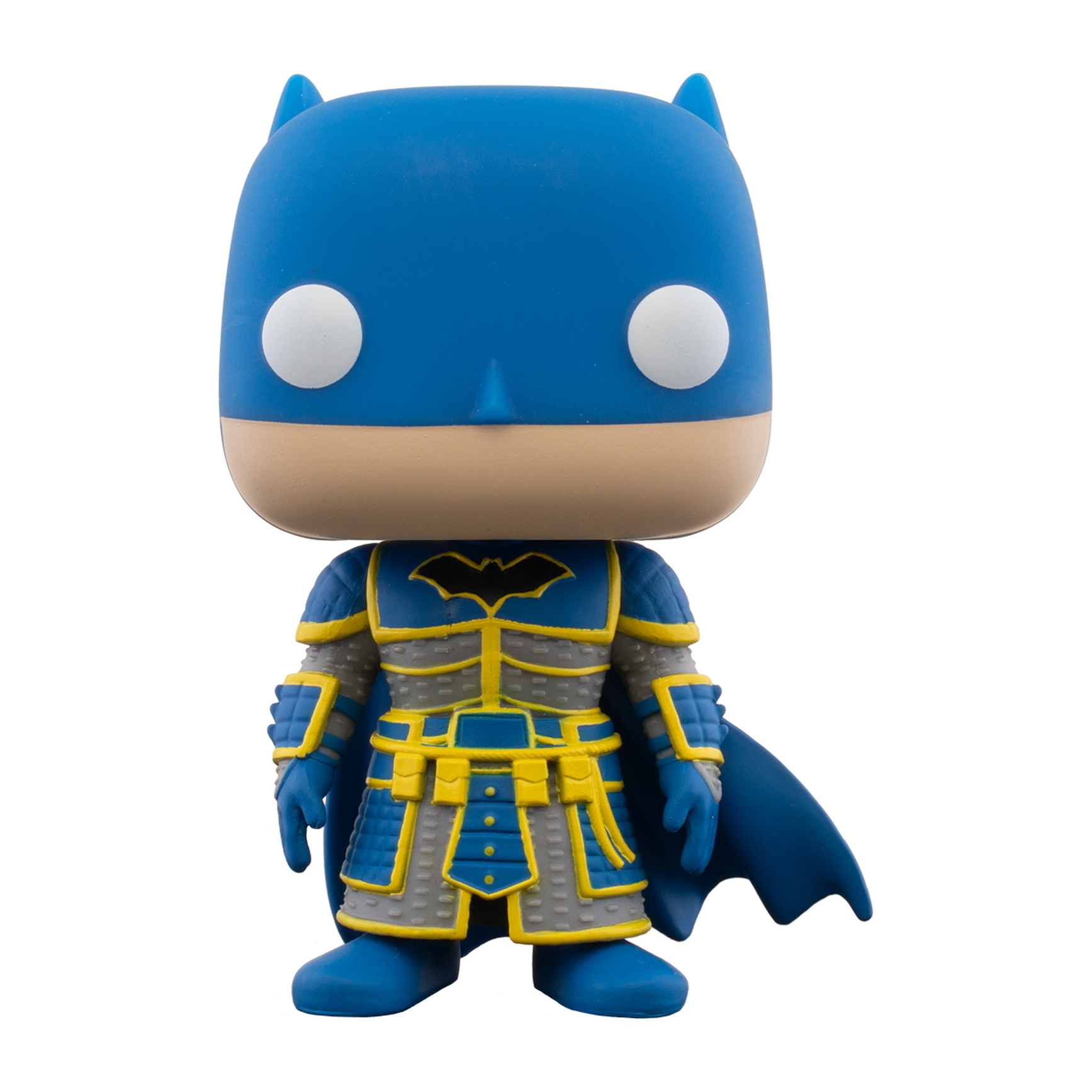Batman-Figur mit blauer Rüstung. Steht mit neutralem Gesichtsausdruck. Weißer Hintergrund.