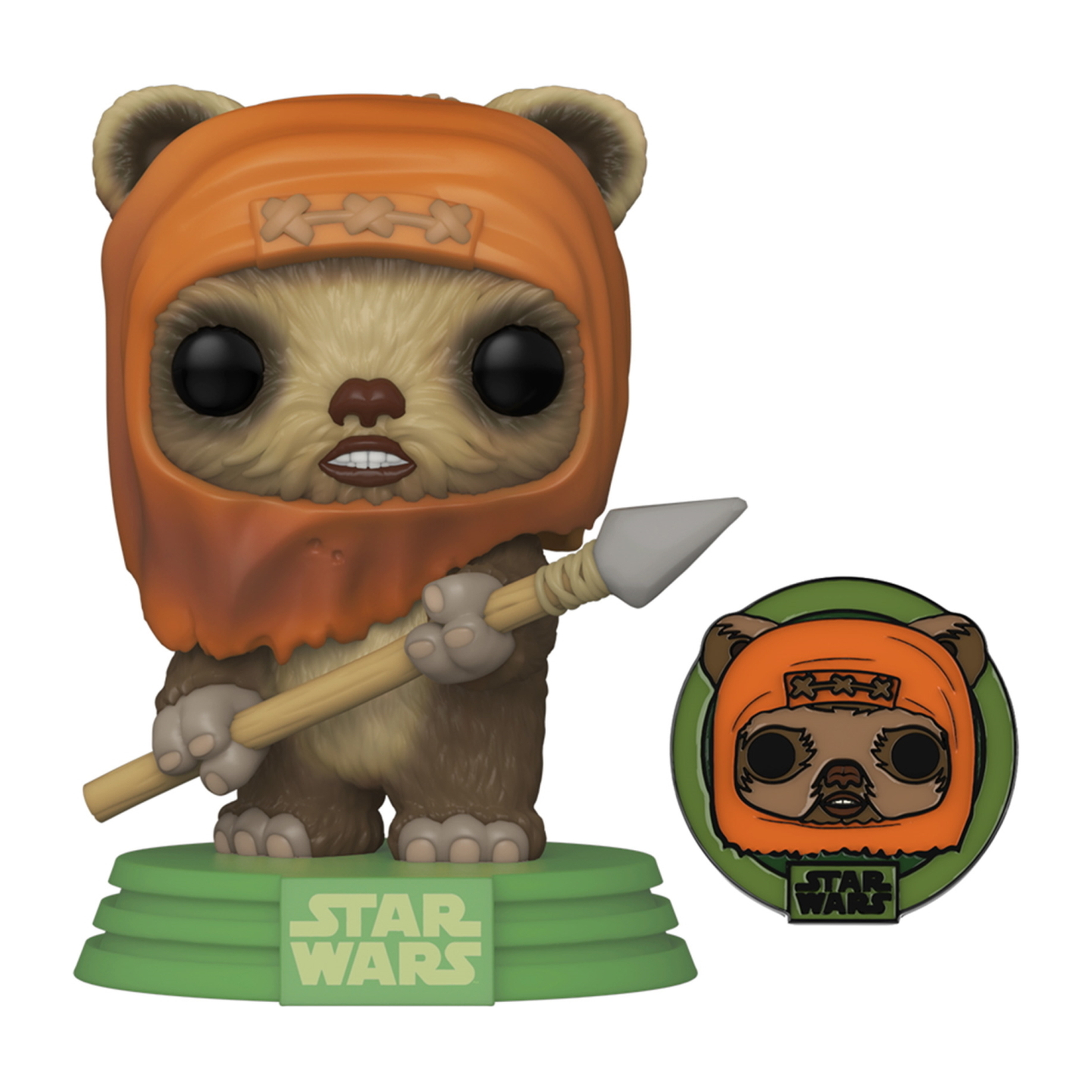 Ewok Figur in einer orangefarbenen Kapuze, hält einen Speer, steht auf einer grünen Basis, mit Star Wars Logo.