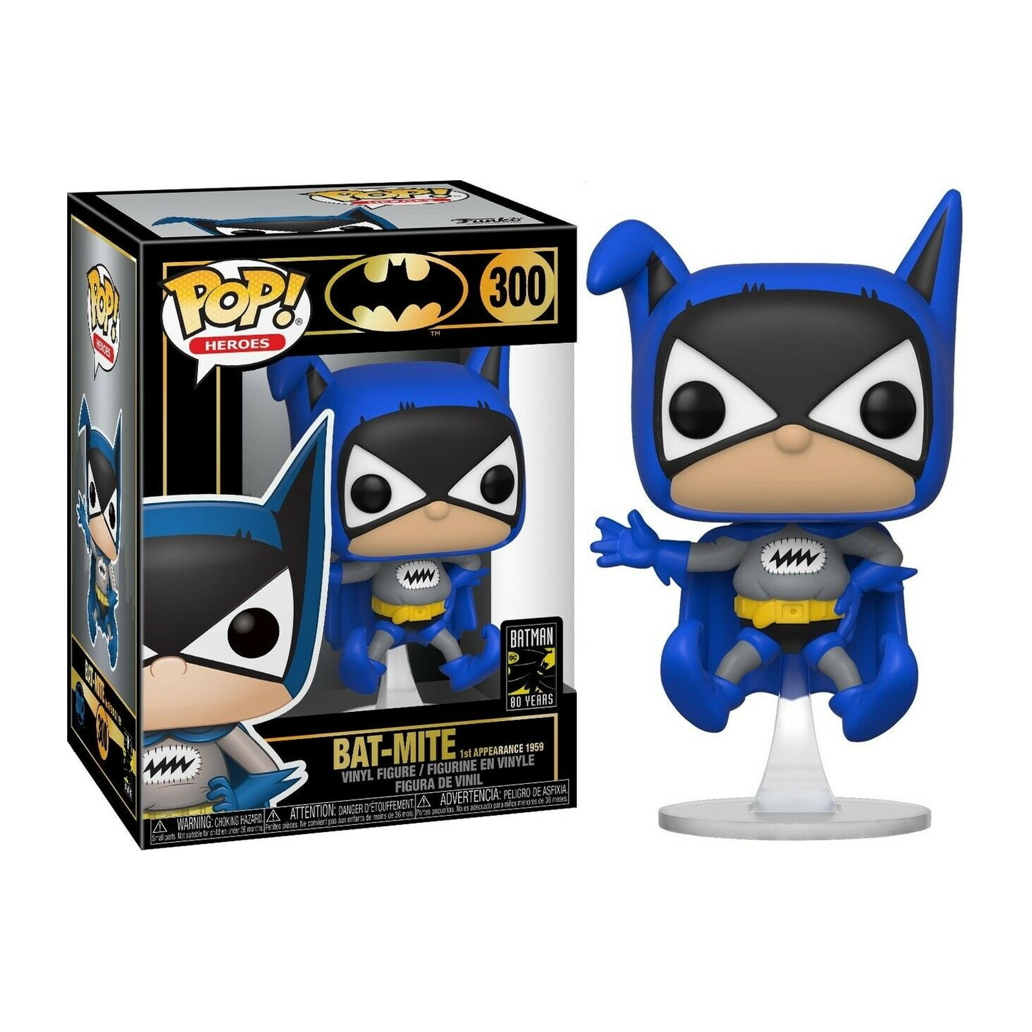 Bat-Mite Batman Figur mit Box. Blaue Fledermausohren, grauer Anzug, gelber Gürtel. Weißer Hintergrund.