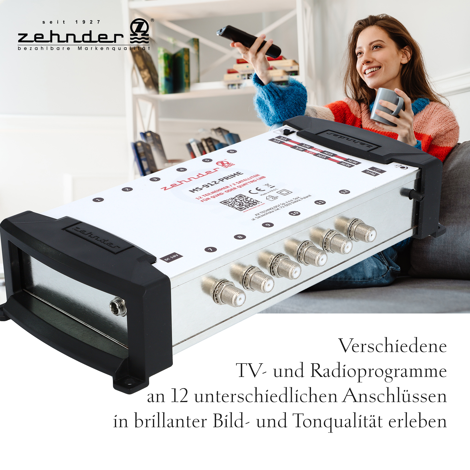 Frau sitzt auf Couch, TV-Box vor ihr. Text auf Deutsch auf der Box.