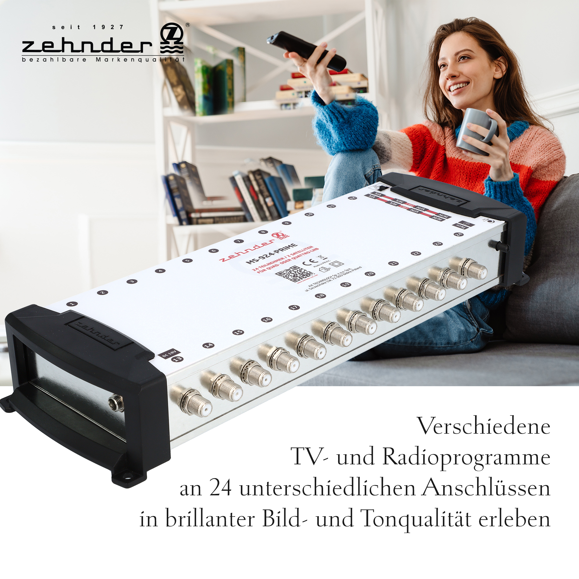 Eine Frau lächelt, hält eine Tasse und schaut fern. Ein Zehnder-Gerät ist im Vordergrund.