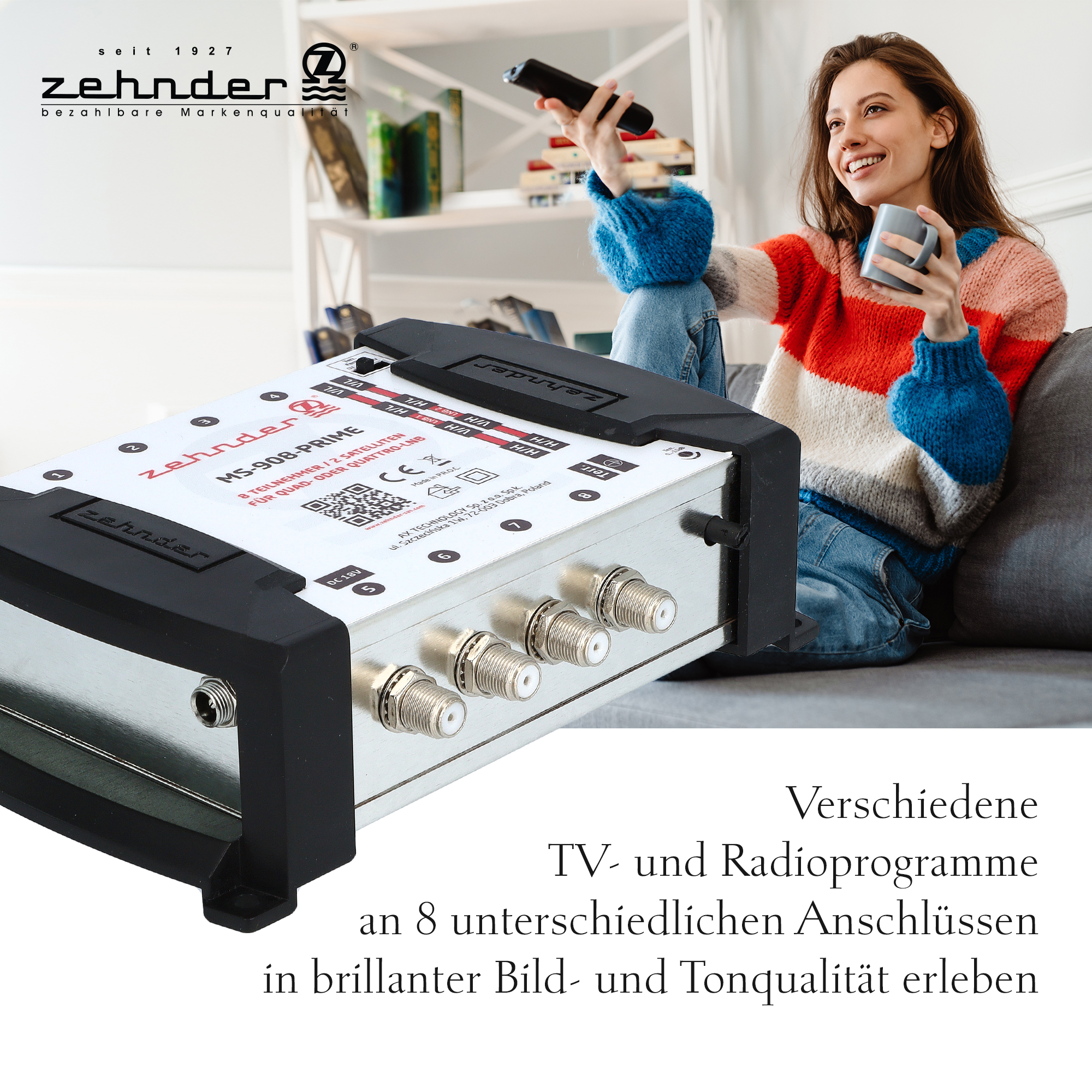 Eine Frau, die eine Tasse und eine Fernbedienung hält, sitzt auf einem Sofa. Eine TV-Gerätebox steht auf dem Tisch.