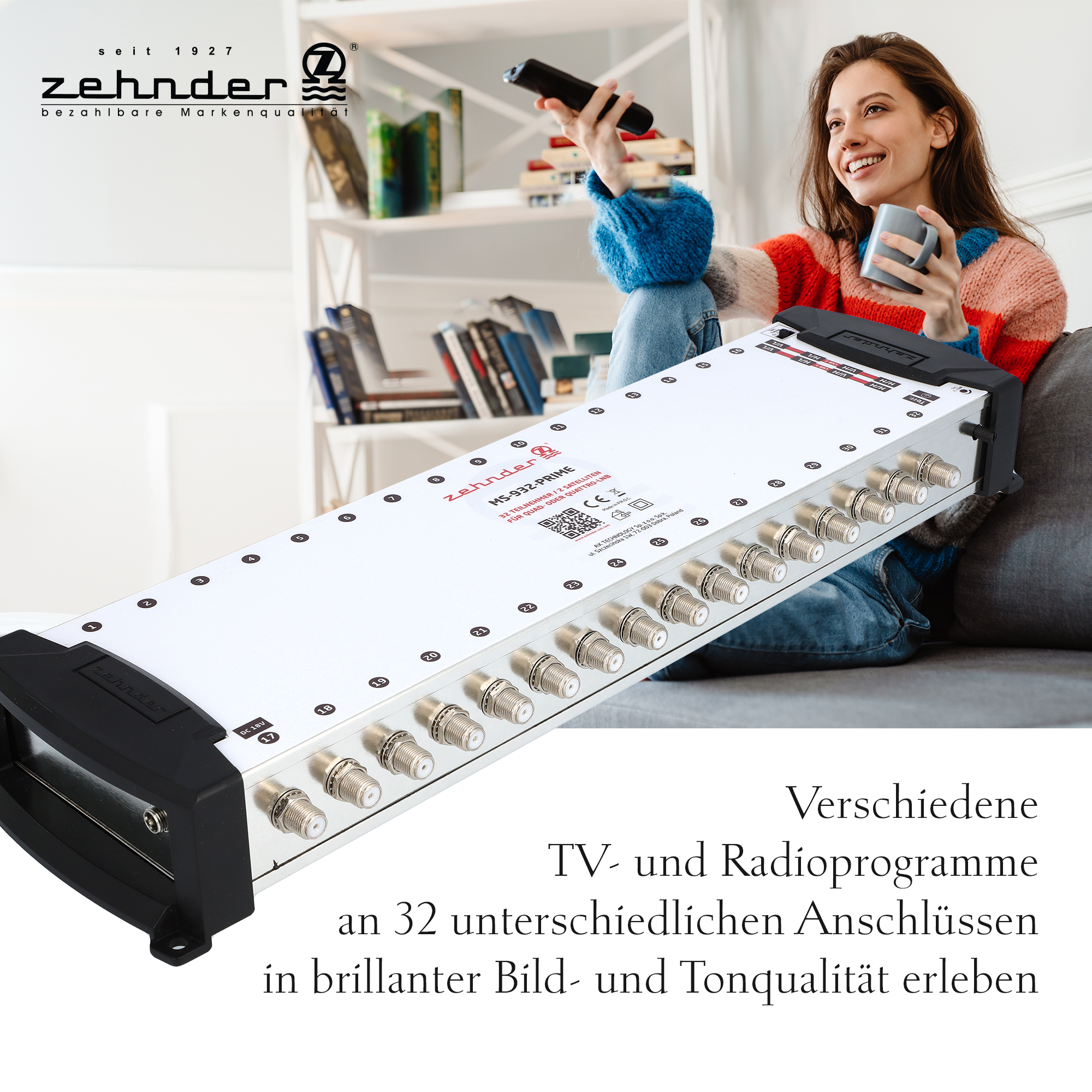 Frau auf Sofa, hält Tasse. Neben weißem Gerät mit Steckern und Fernbedienung.