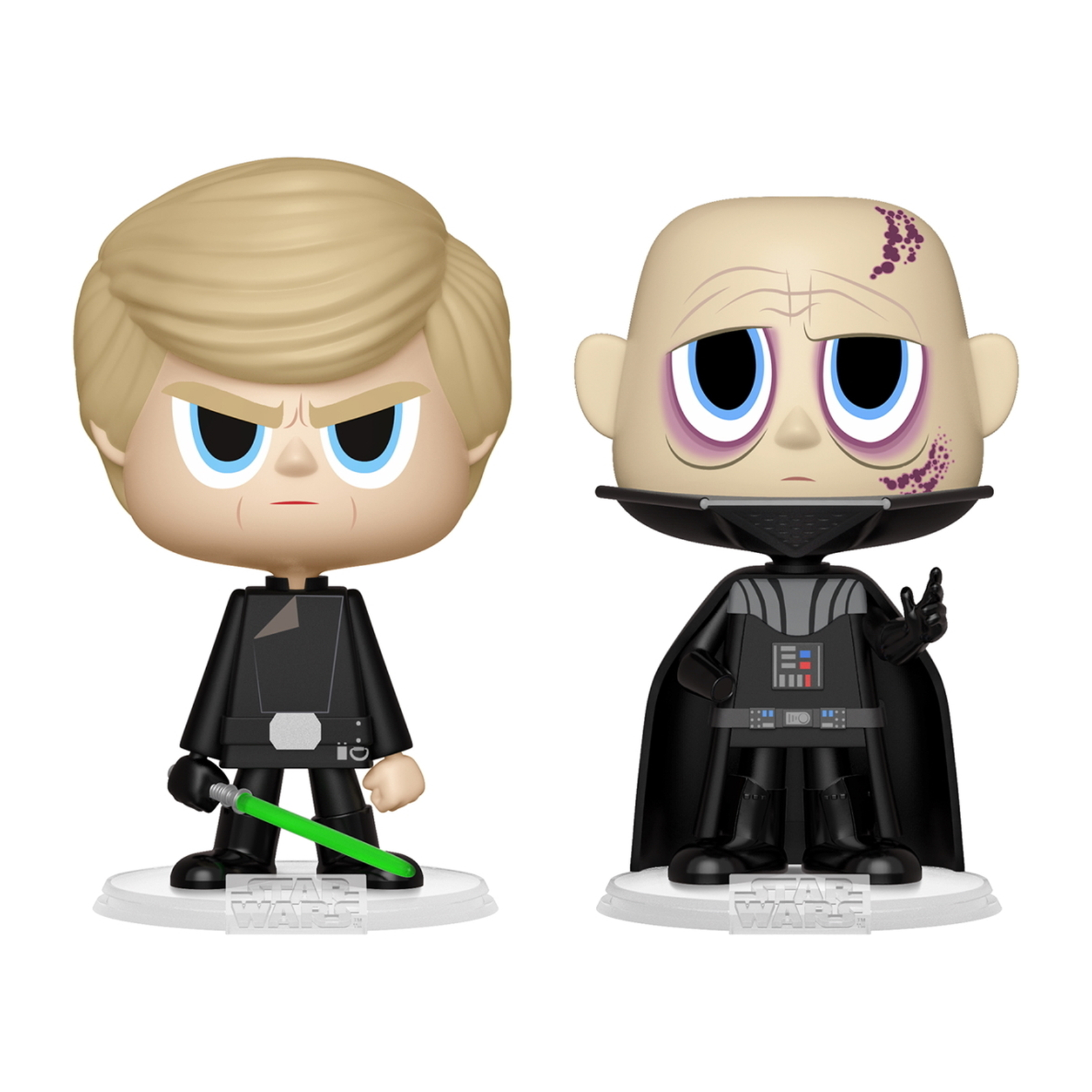 Funko Pop! Figuren von Luke und Darth Vader. Luke hält ein grünes Lichtschwert, Vader in Schwarz.