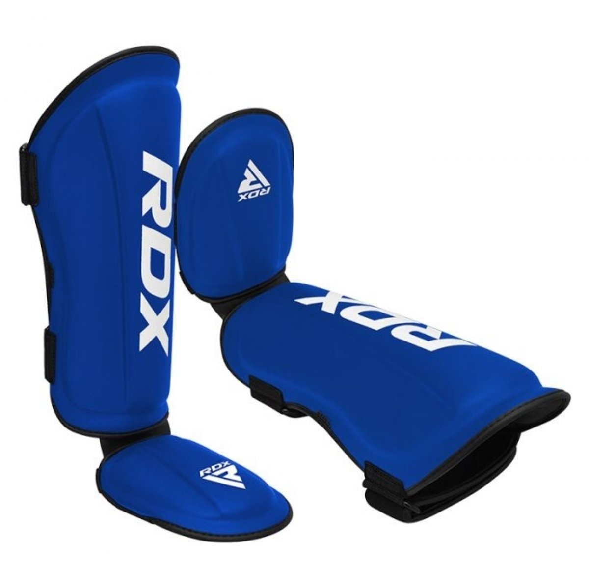 Blaue RDX Schienbeinschoner auf weißer Oberfläche. Einer links, zwei rechts.