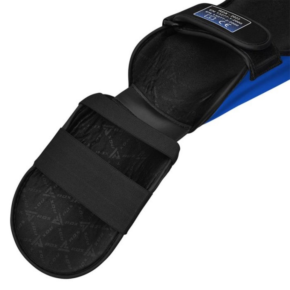 Schwarz-blauer Mixed-Martial-Arts-Schienbeinschutz mit Riemen und Polsterung.