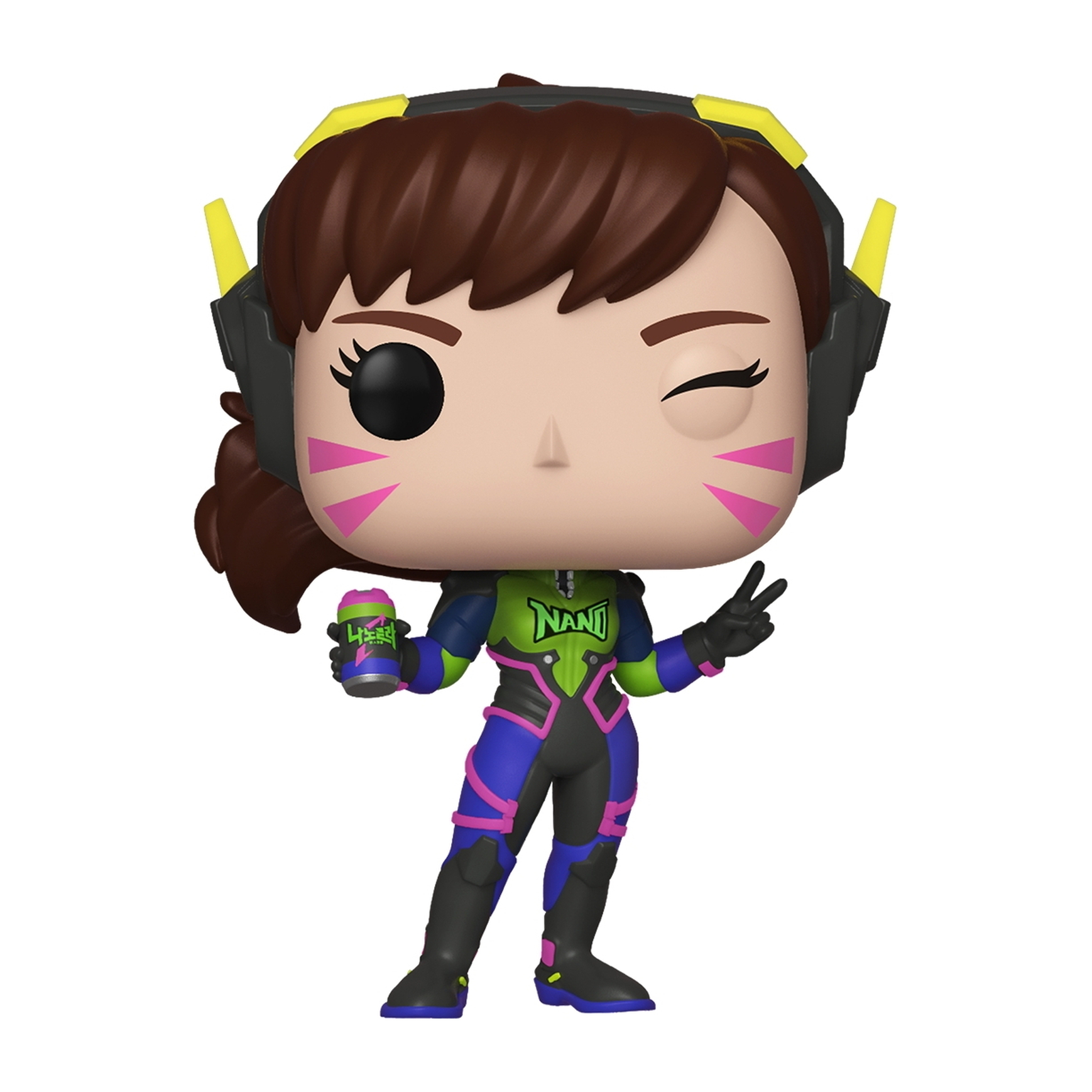 D.Va Funko Pop Figur mit einem Getränk in der Hand, zwinkernd. Sie trägt eine grüne Jacke und einen schwarzen Overall. Gelbe Akzente.