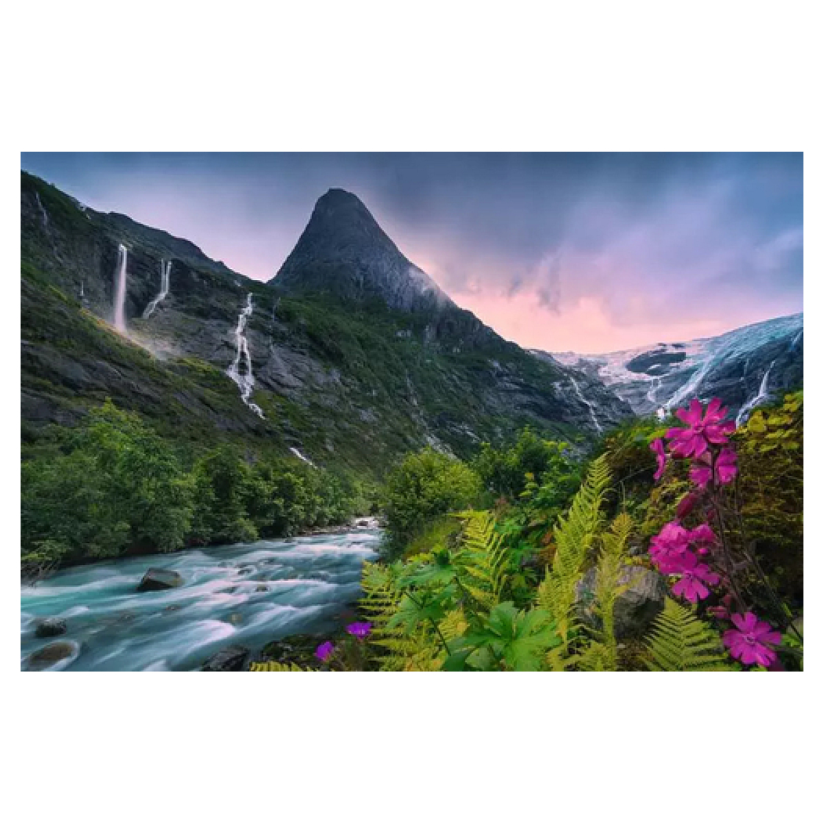Landschap met watervallen, rivier, bergen en roze bloemen.