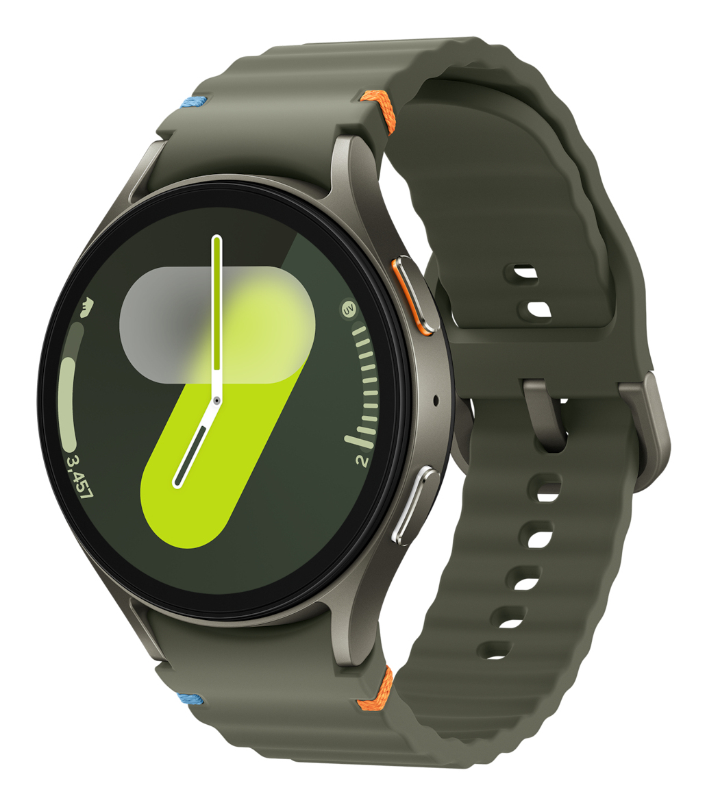 Olijfgroene smartwatch. Toont tijd en datum, heeft oranje knoppen en een olijfgroene band.