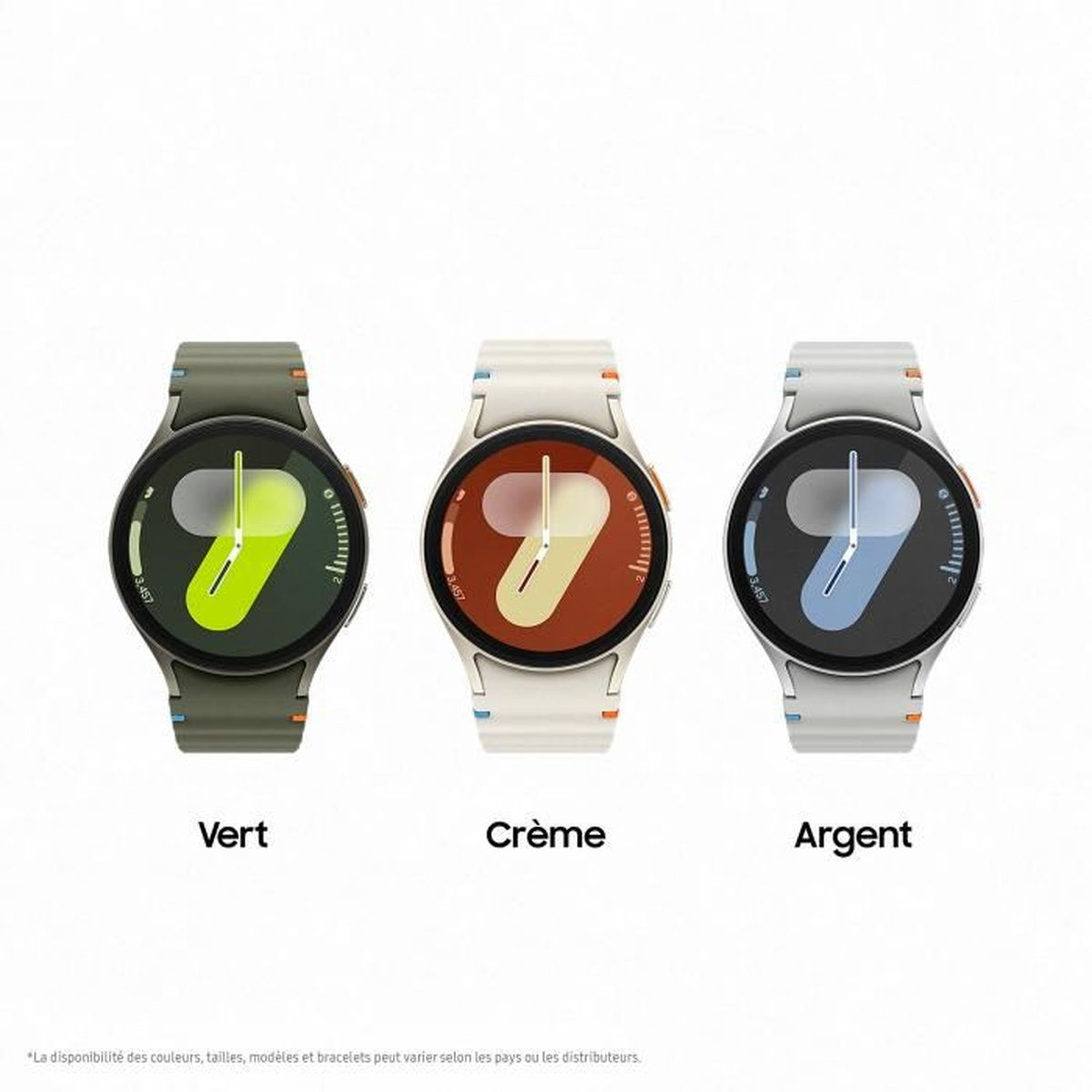 Tre smartwatch: verde, crema e argento, ciascuno con un cinturino di colore diverso, che mostra un quadrante.