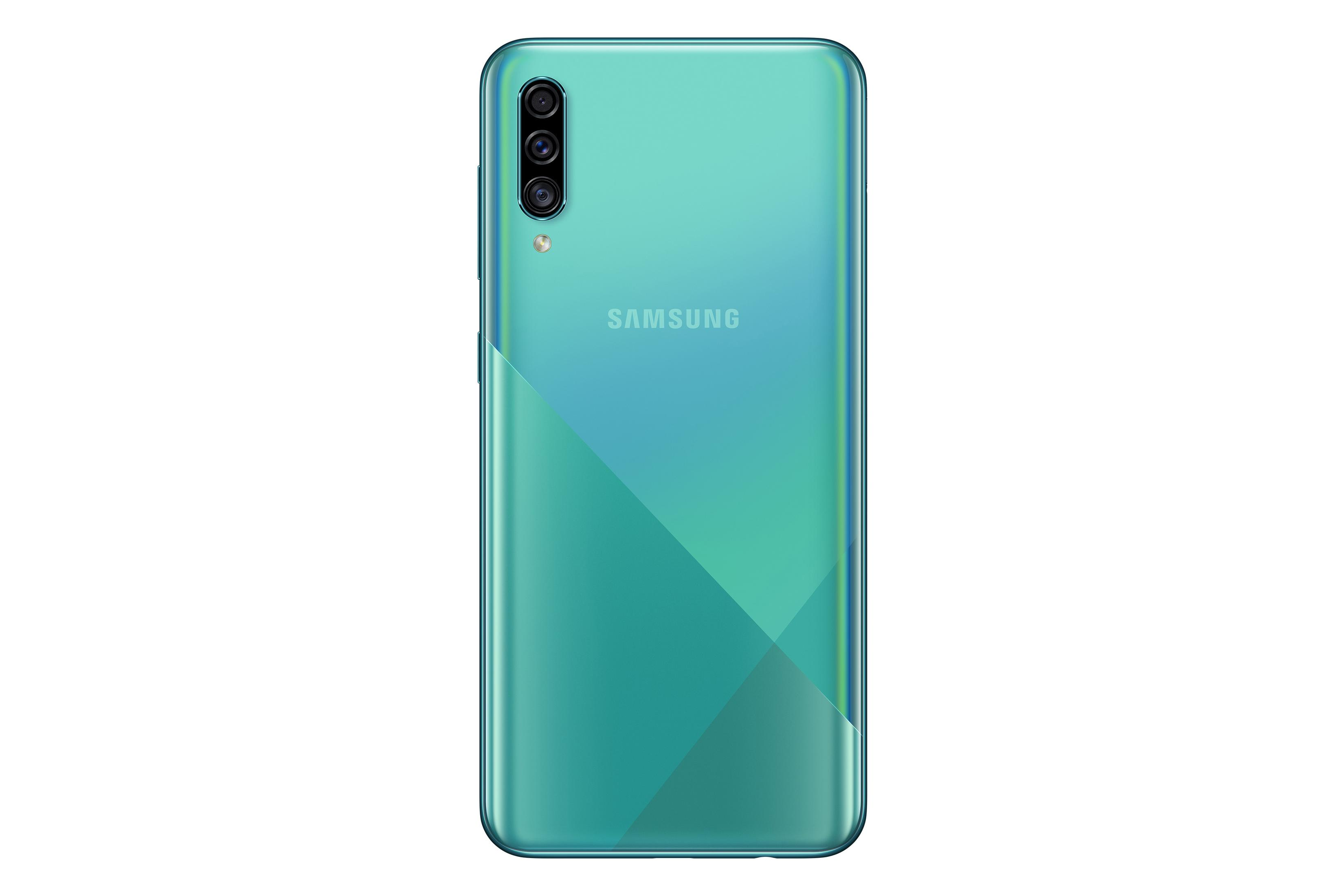Die Rückseite eines türkisfarbenen Samsung Smartphones mit drei Kameras und dem Samsung Logo.