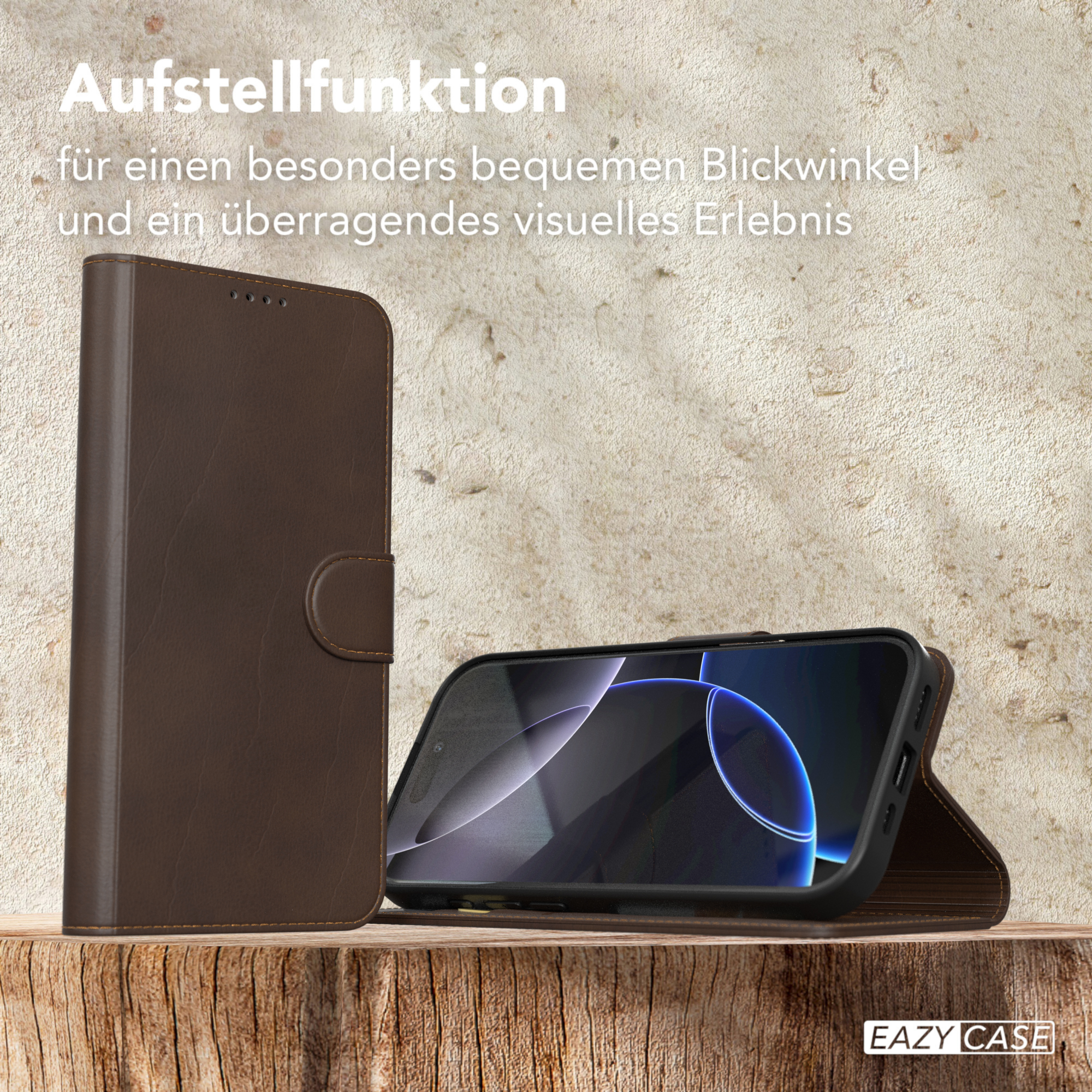 Eine braune Leder-Handyhülle, offen mit einem Handy darin, auf einer Holzoberfläche.