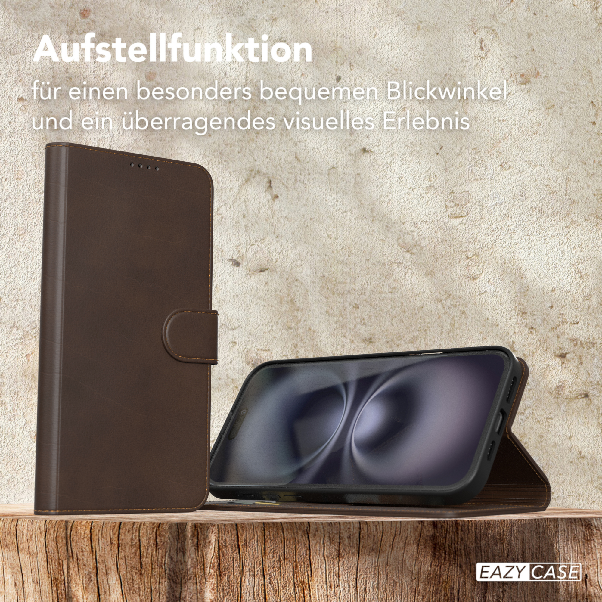 Braune Lederhülle mit Telefon, angelehnt an Holzoberfläche.