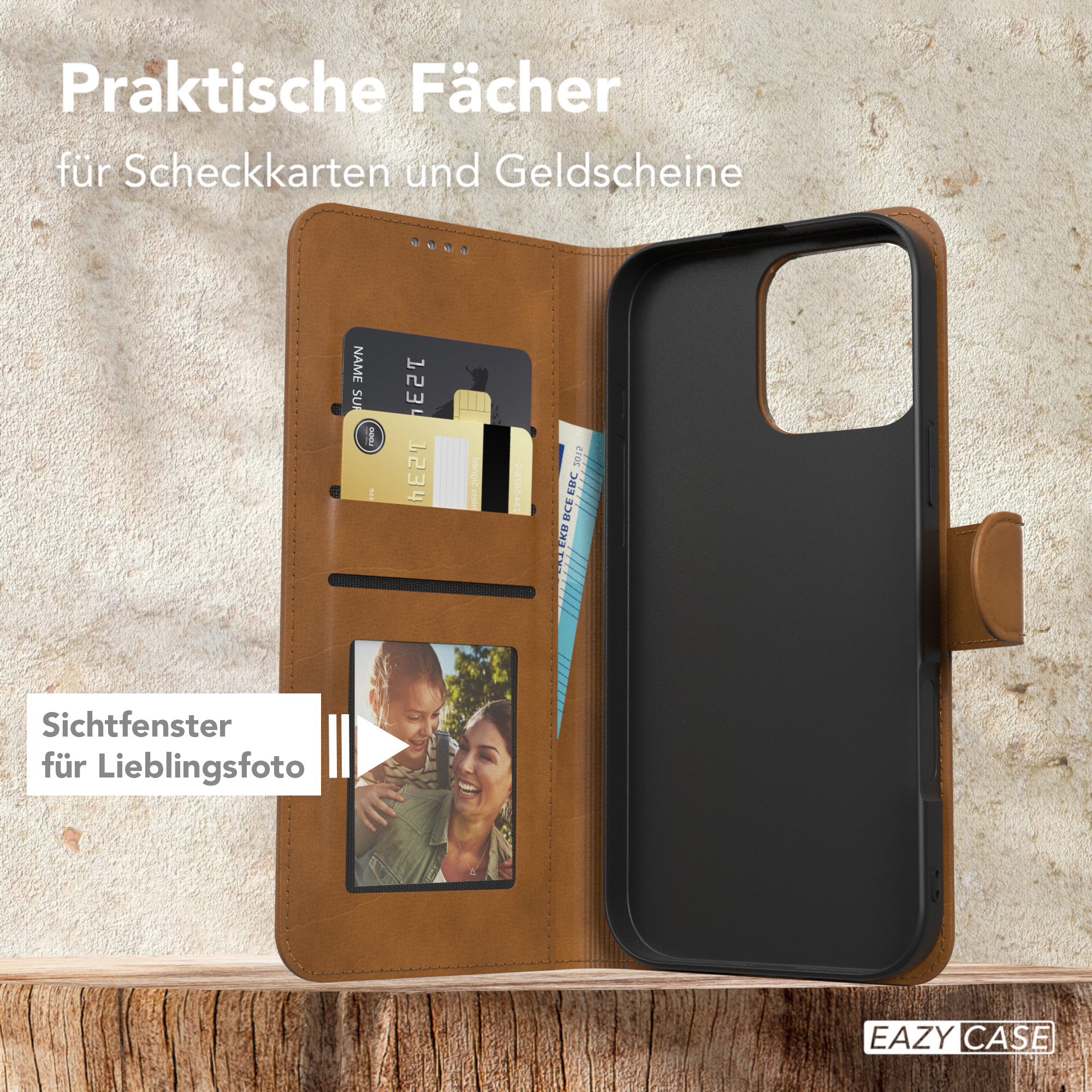 Eine offene braune Ledergeldbörse mit Karten, Geld und einem Foto auf einer Holzoberfläche. Label: Eazy Case.