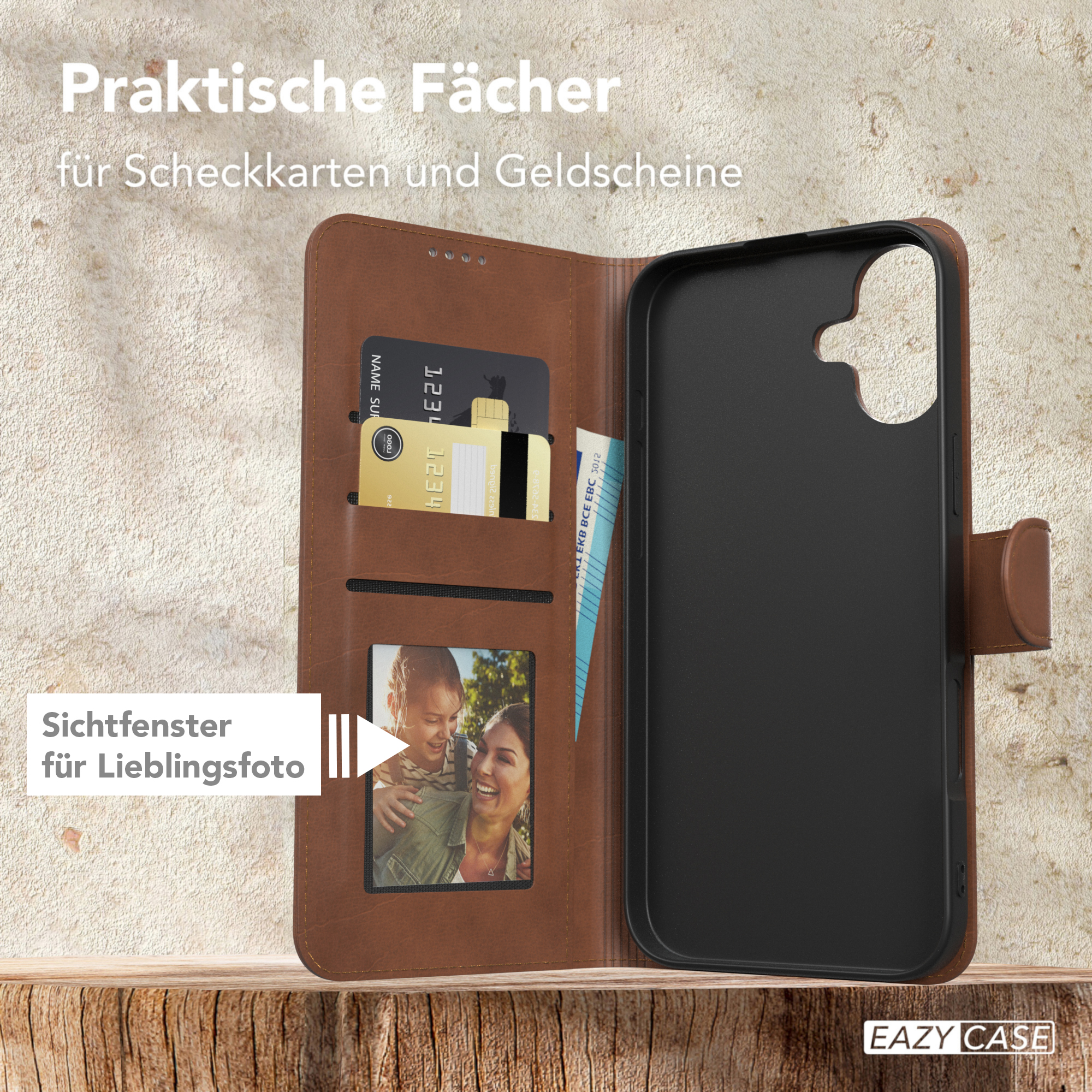 Eine braune Handyhülle mit Karten und einem Foto darin. Holzoberfläche mit Text. Brauner Hintergrund.