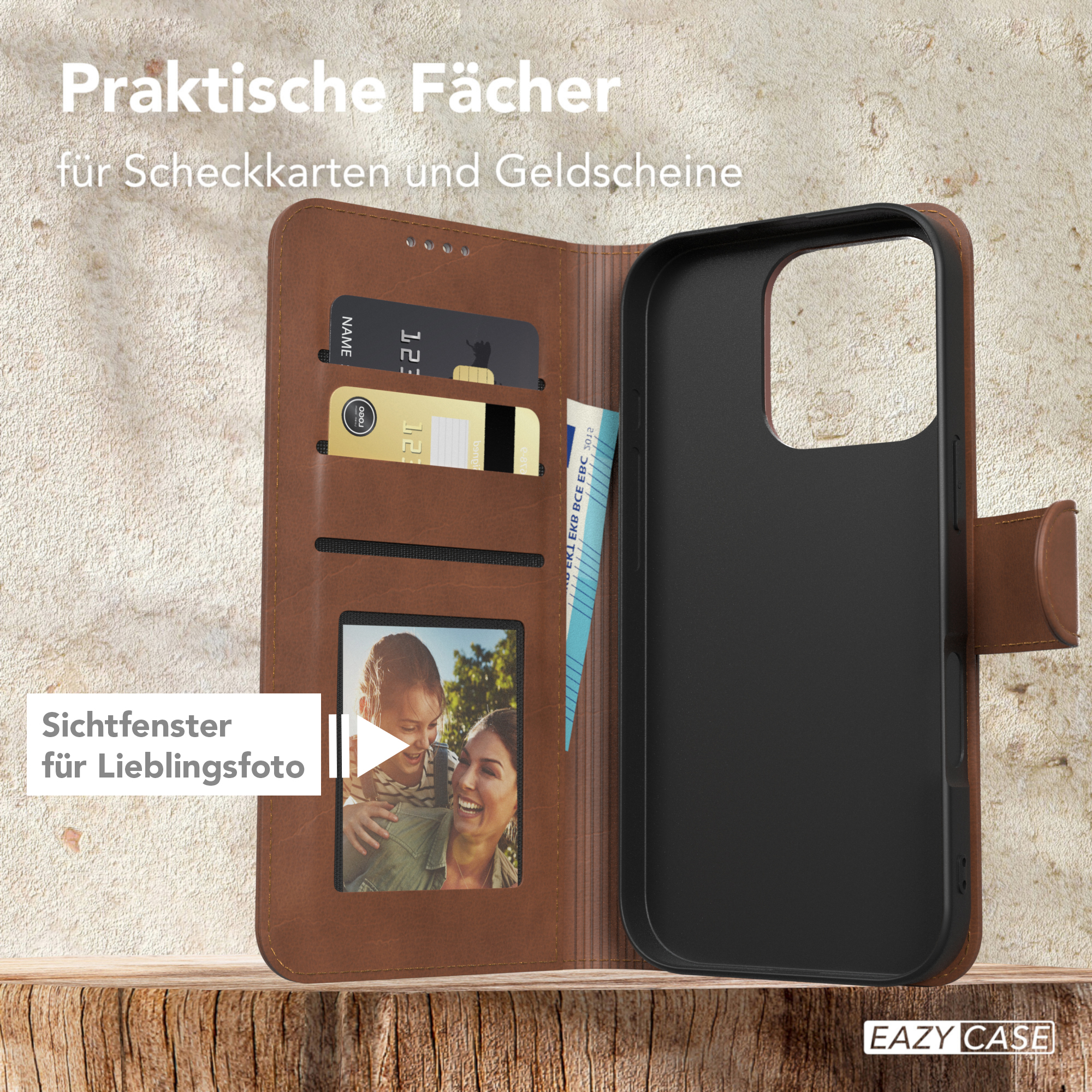 Offenes braunes Leder-Wallet-Case mit Karten, Foto und schwarzem Telefon auf Holzoberfläche.