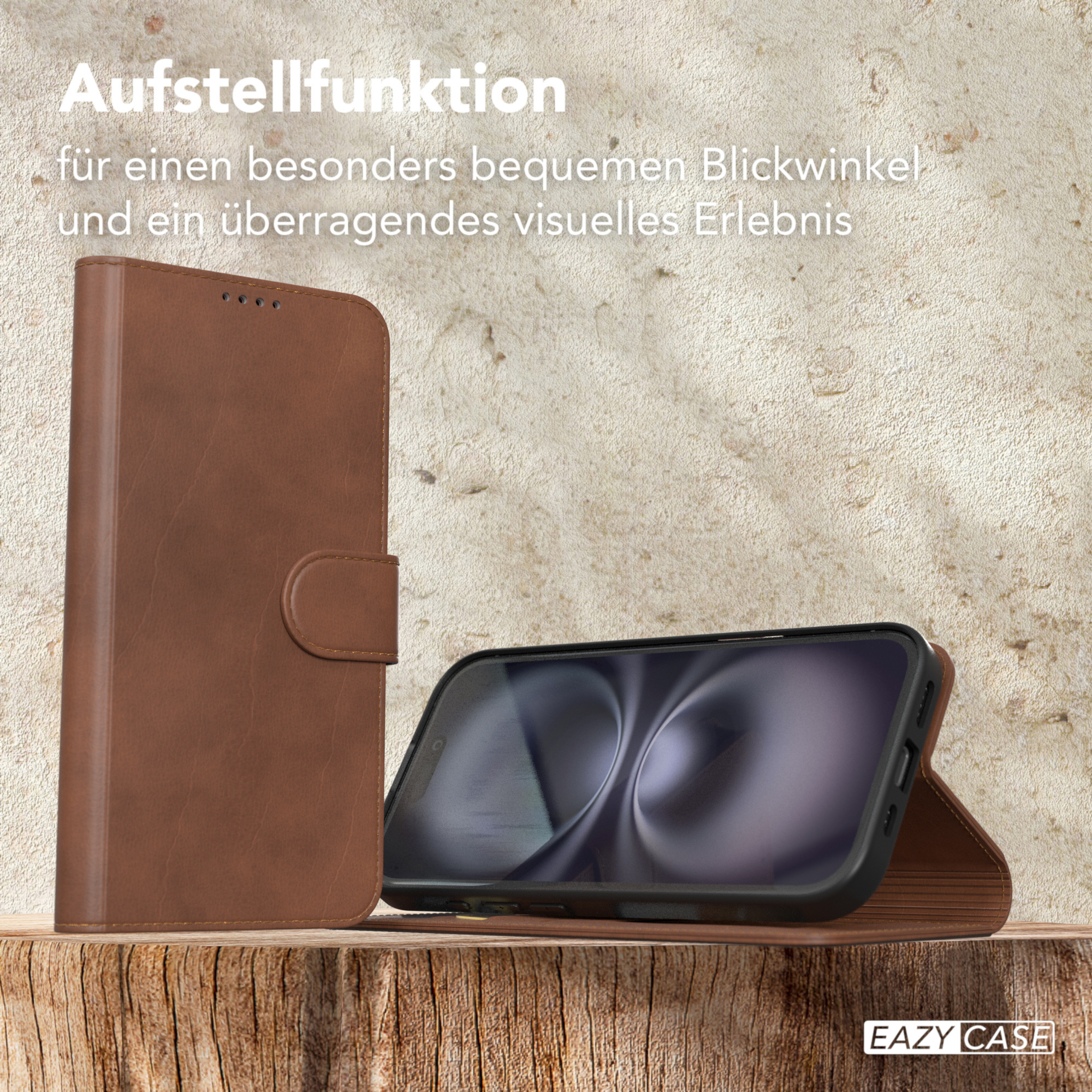 Eine braune Leder-Handyhülle, zusammengeklappt zum Aufstellen, mit einem Telefon darin, auf Holz.