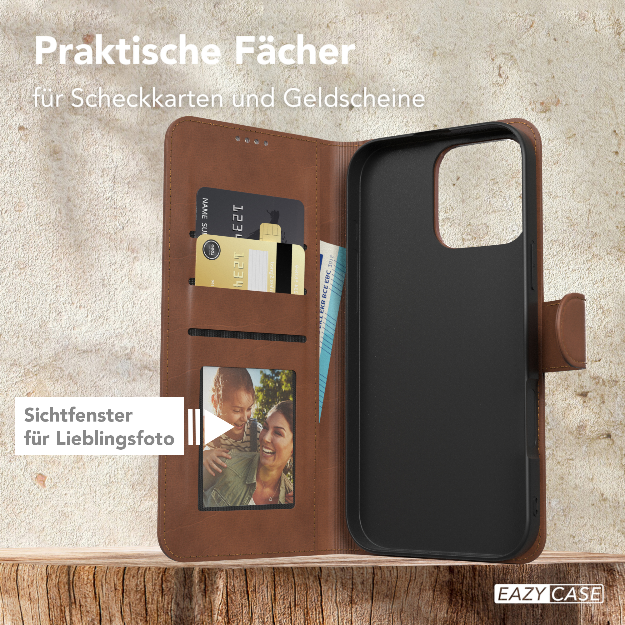 Braune Leder-Handyhülle, geöffnet, mit Karten, Bargeld und einem Foto, auf Holzoberfläche.