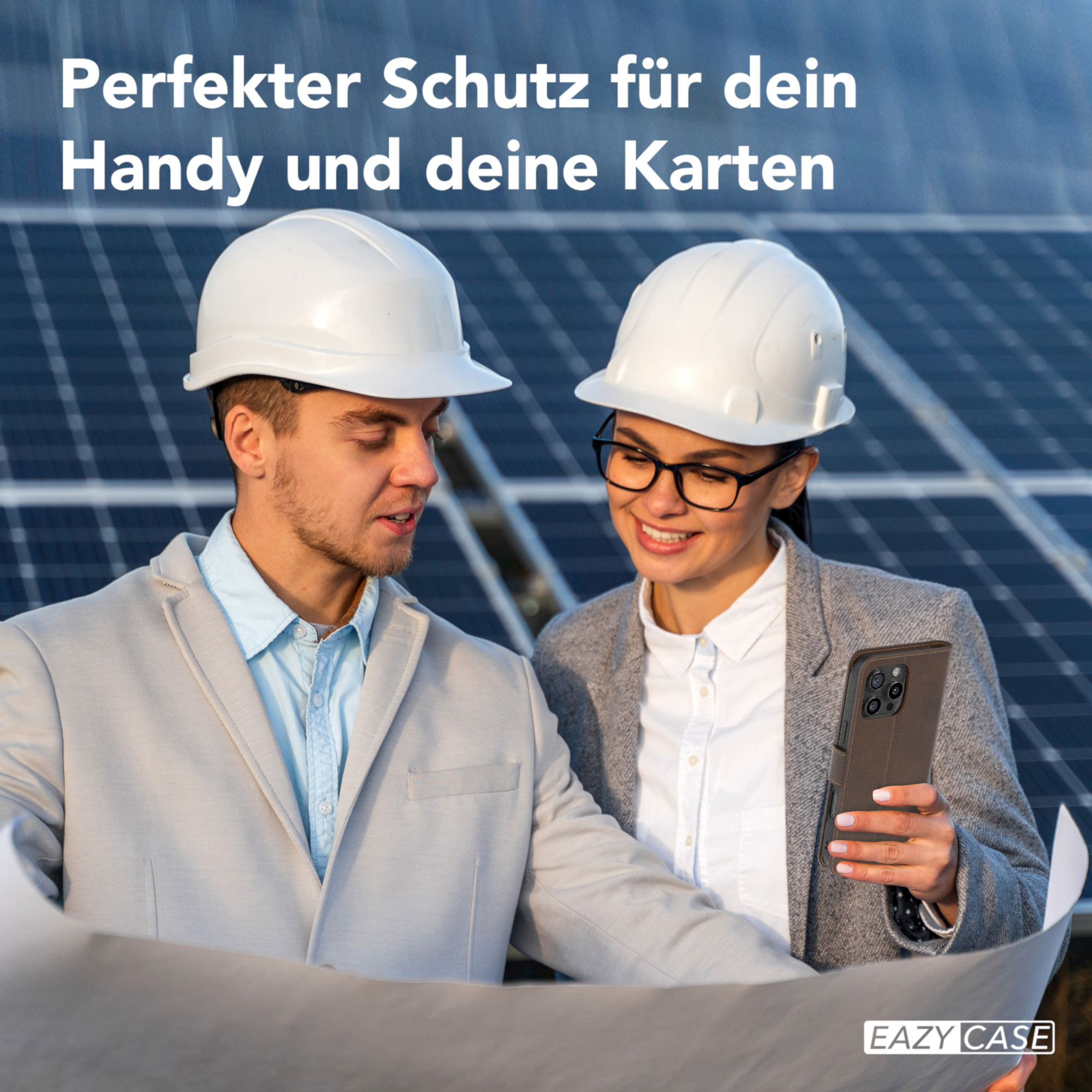 Zwei Personen mit Schutzhelmen, die sich einen Bauplan ansehen, im Hintergrund Solarpaneele.