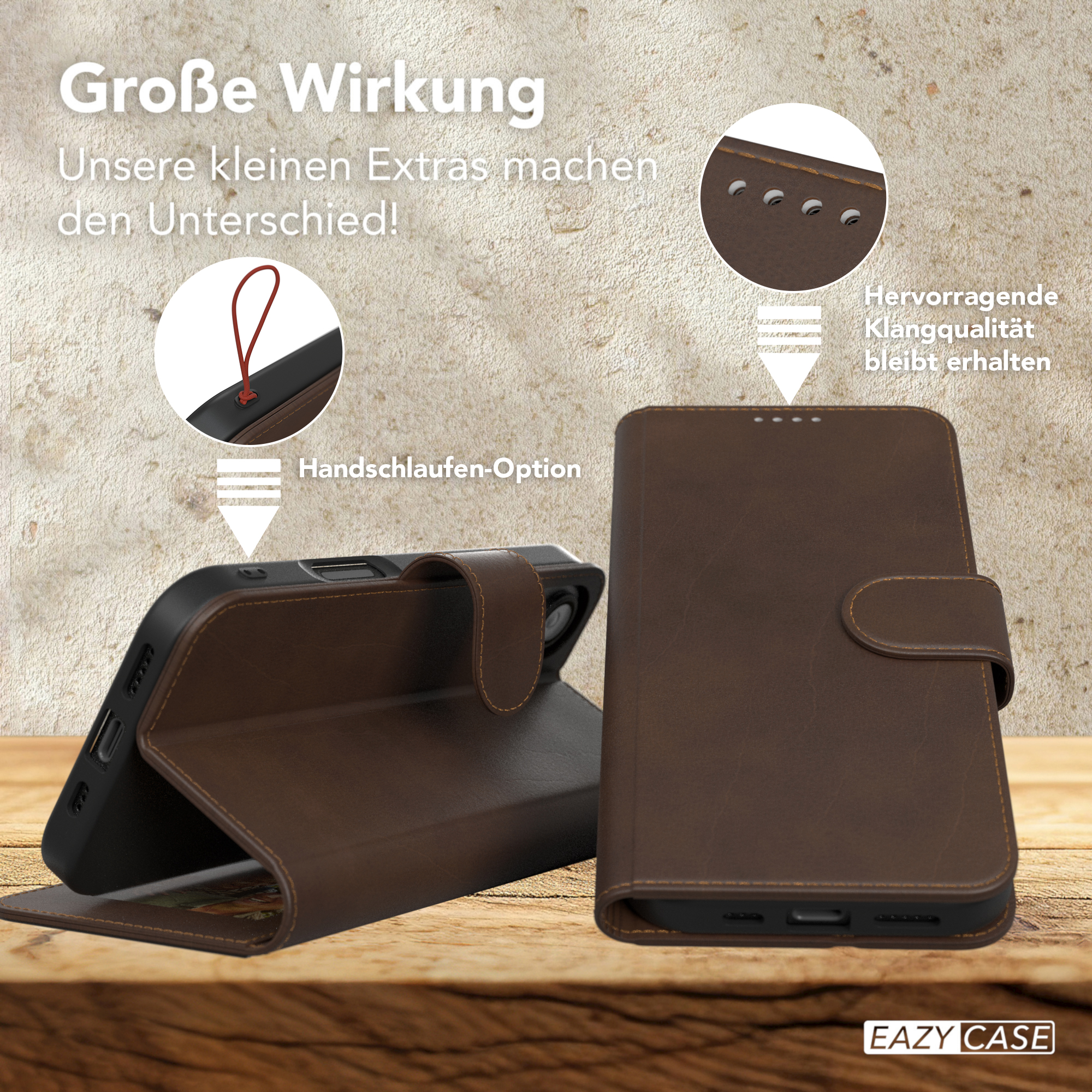 Eine braune Leder-Handyhülle mit Magnetverschluss, mit Handschlaufe und Handy darin.