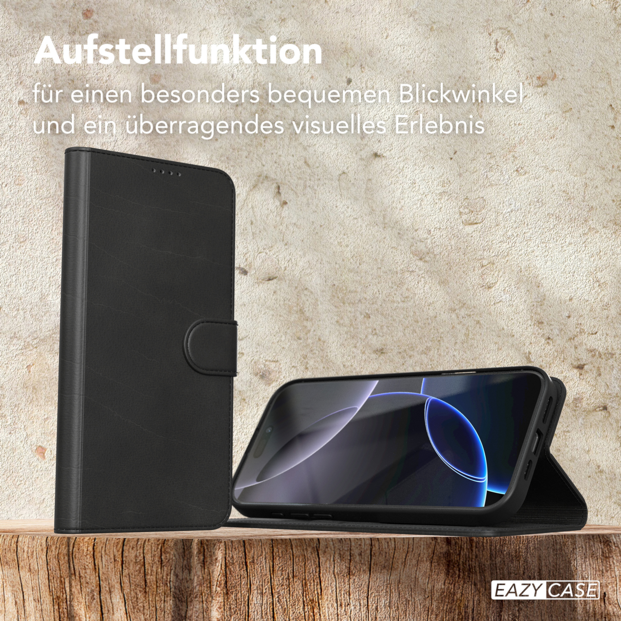 Eine schwarze Handyhülle mit einem Telefon darin, aufgestellt. Holzoberfläche. Brauner Hintergrund. Text oben.