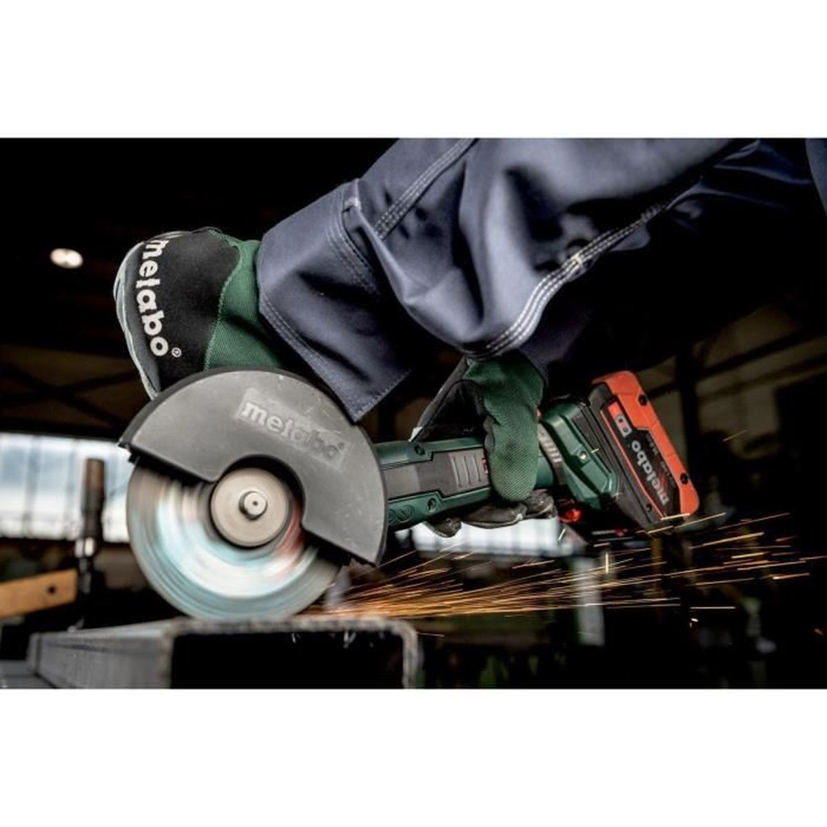 Une personne utilisant une meuleuse d'angle Metabo. Des étincelles jaillissent pendant qu'elle coupe du métal.