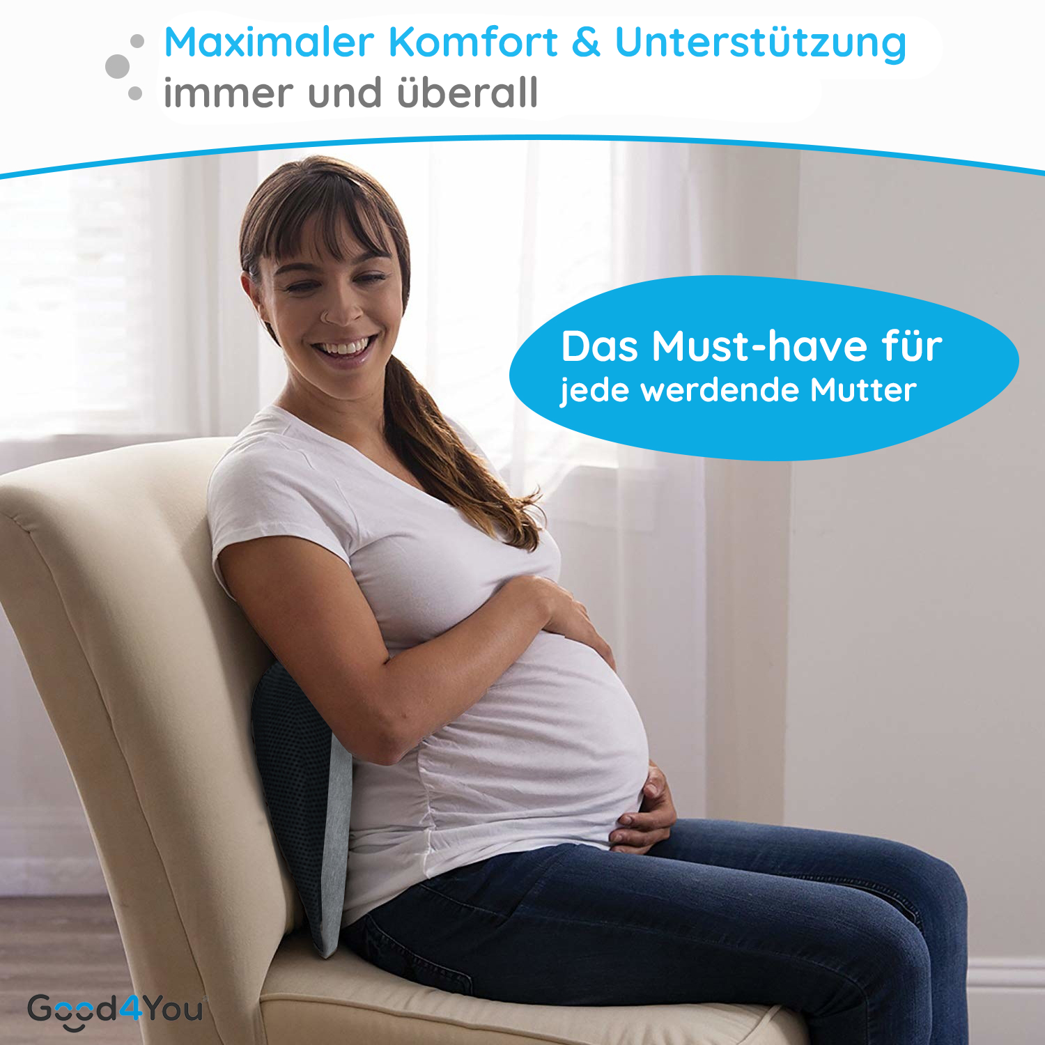 Eine schwangere Frau sitzt auf einem Stuhl mit Rückenstütze. Text über Komfort. Blauer Hintergrund.