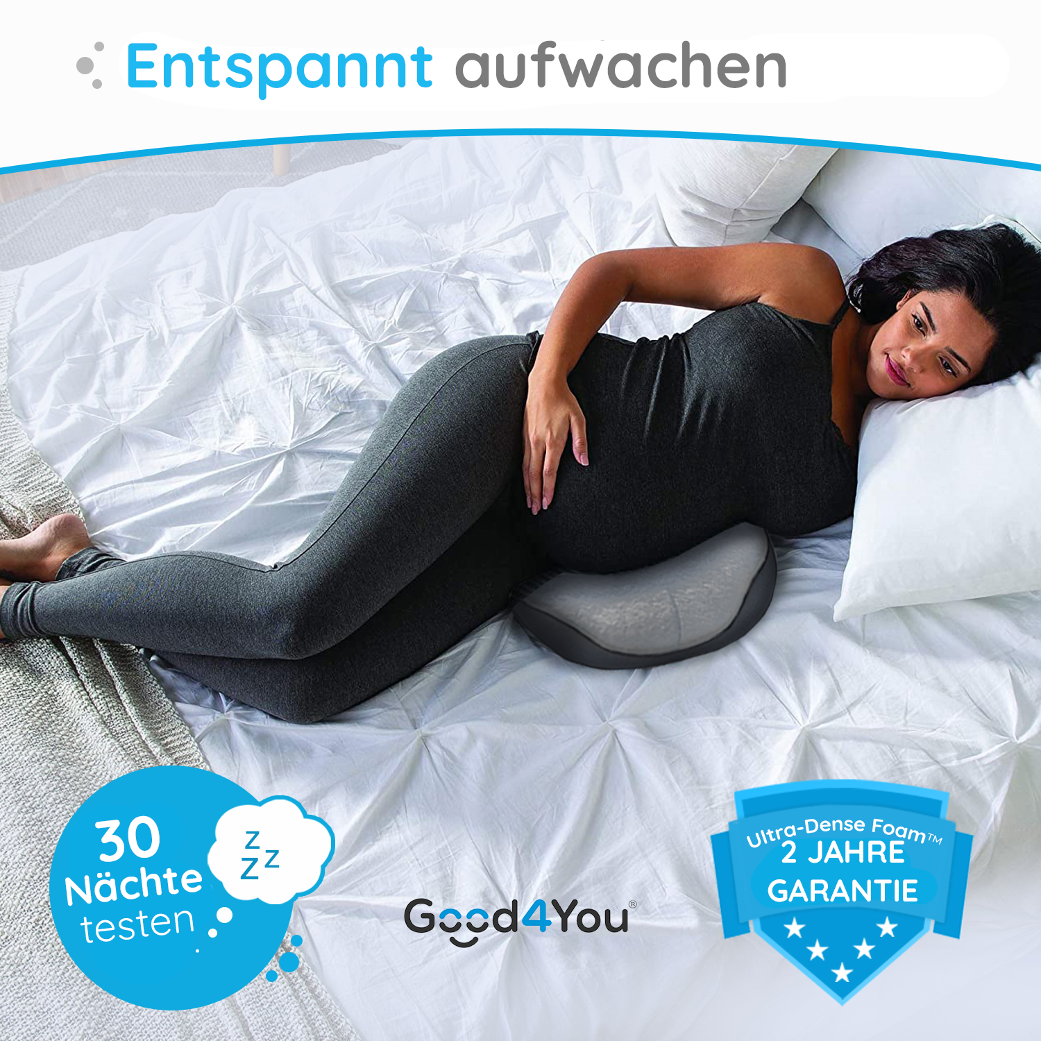 Schwangere Frau liegt auf einem Bett mit einem Kissen unter dem Bauch. Text und Logos sind auch sichtbar.