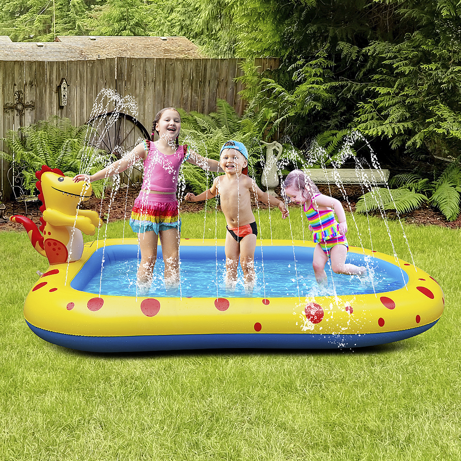 Tre bambini che giocano in una piscina gonfiabile gialla e blu con spruzzi d'acqua.