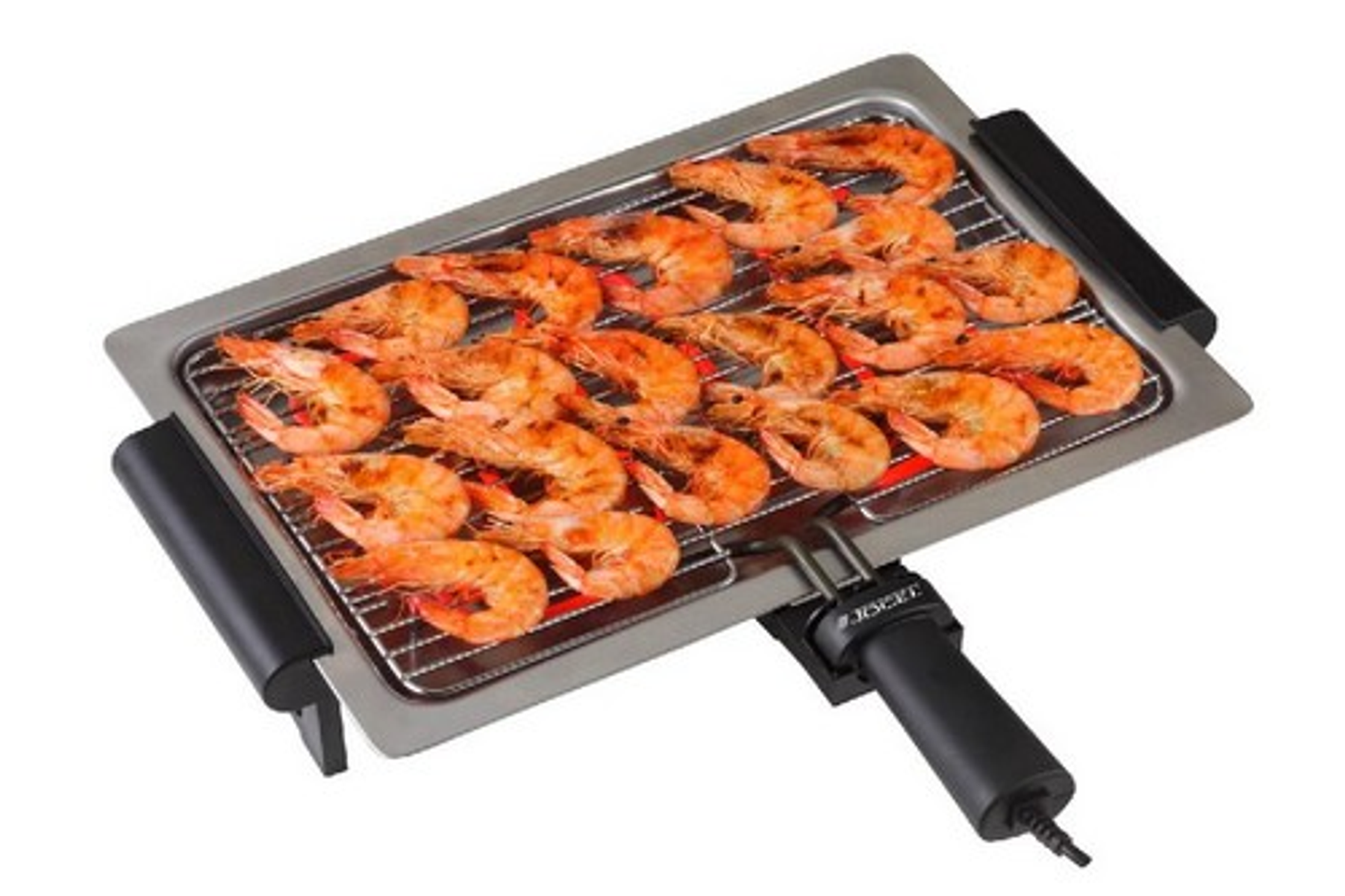 Camarones en una parrilla. Mangos negros, superficie metálica, comida cocinada. Fondo blanco.