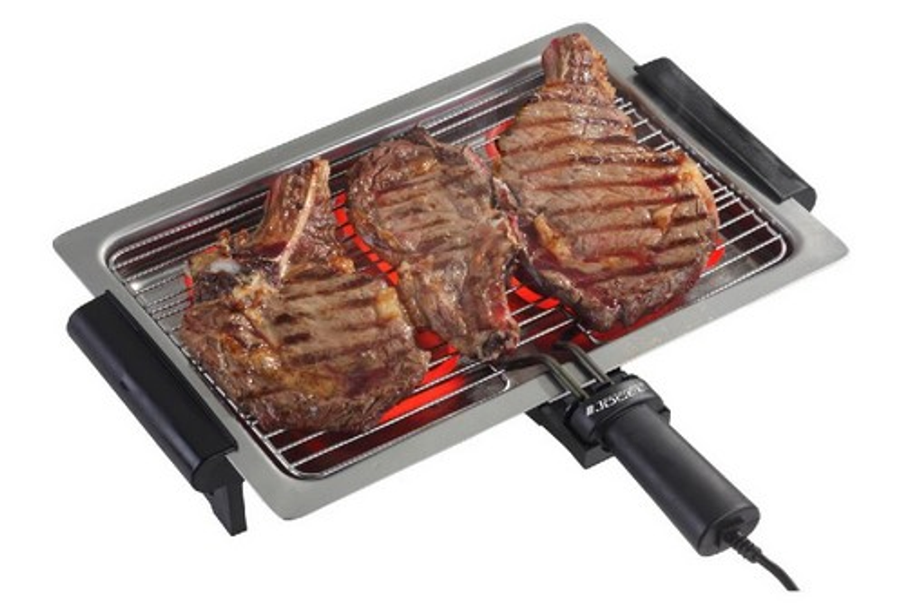 Tres filetes a la parrilla en una parrilla eléctrica. La parrilla está encendida.