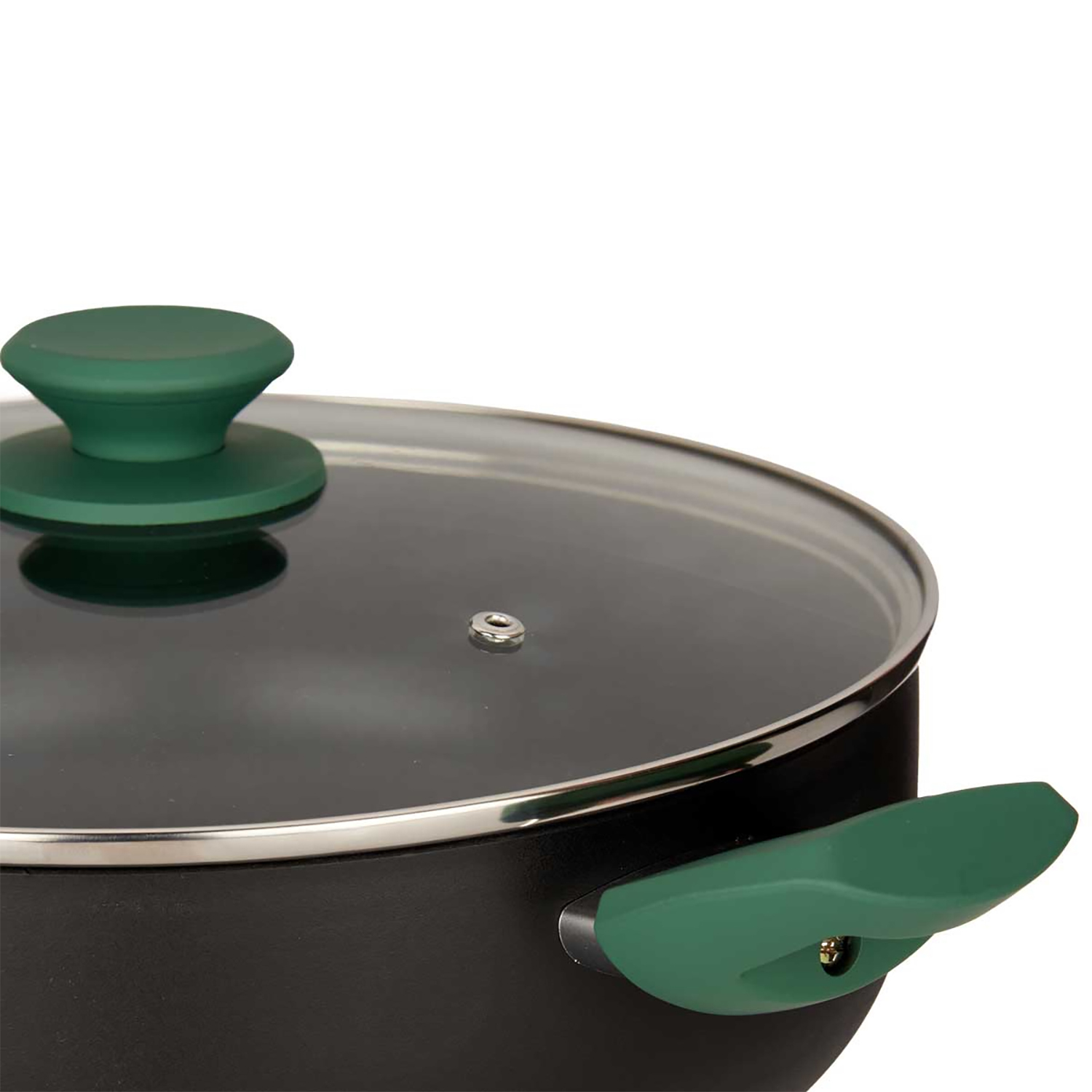 Una pentola nera con coperchio trasparente e manico verde. Sfondo bianco. Il coperchio ha un pomello verde.