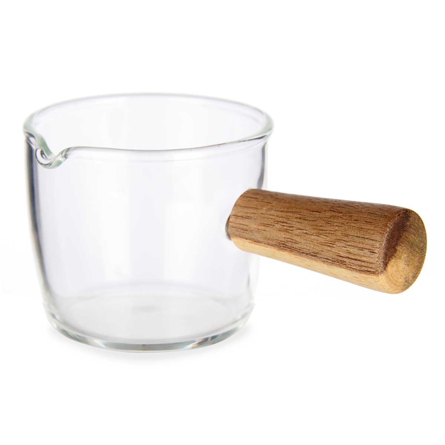 Un piccolo vaso di vetro trasparente con un manico di legno. Ha un beccuccio per versare. Isolato su sfondo bianco.