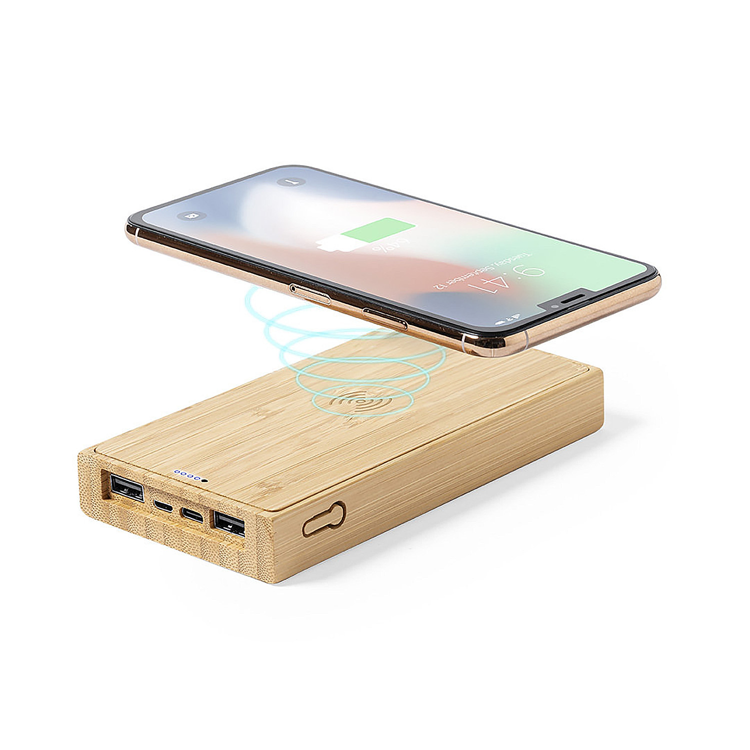 Un telefono che si ricarica in modalità wireless su un power bank in bambù. La banca ha porte USB. Sfondo bianco.