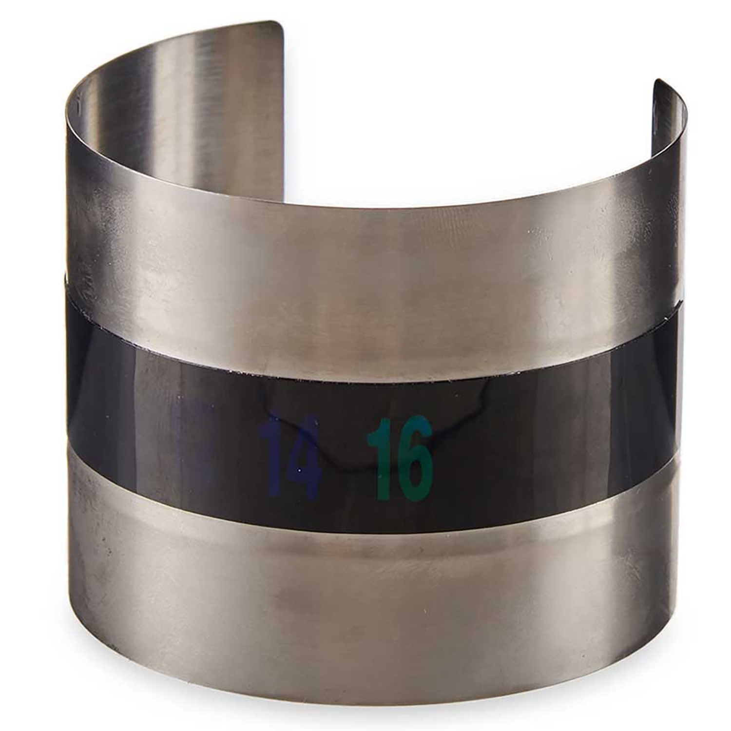 Bracciale a polsino argentato con una striscia nera. I numeri 14 e 16 sono visualizzati.