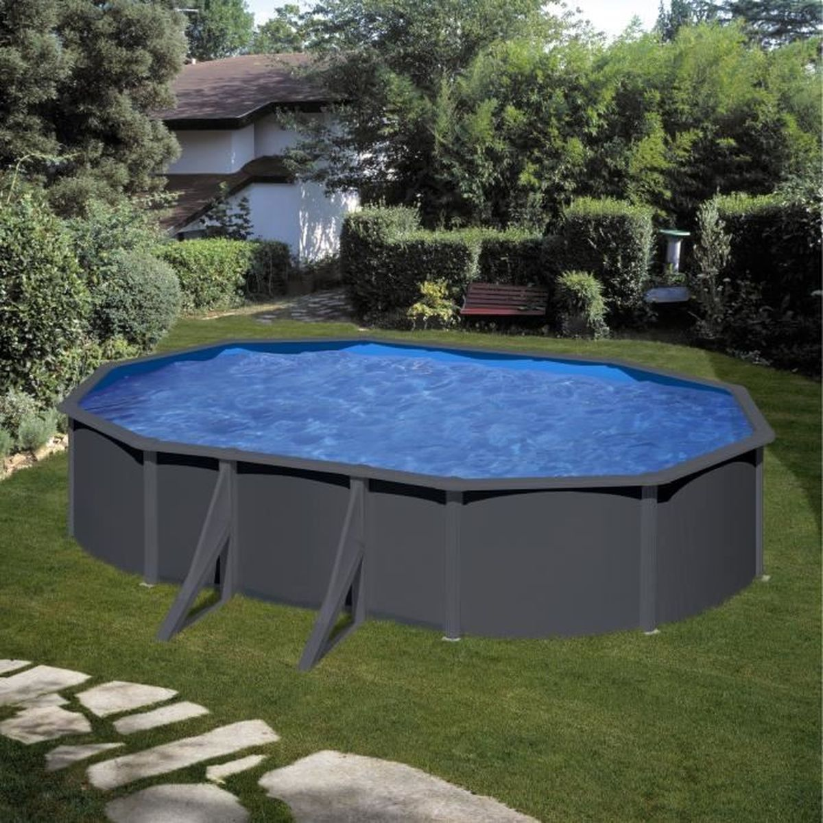 Una piscina elevada se encuentra en un patio trasero cubierto de hierba. La piscina es gris con agua azul.