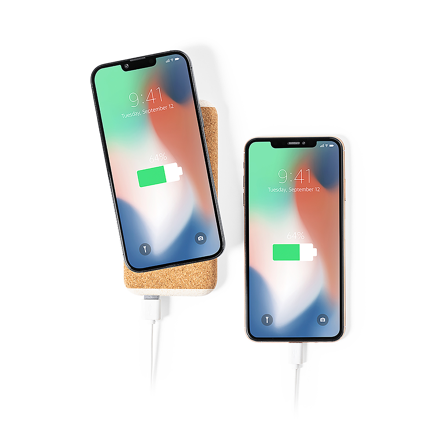 Due iPhone in carica su una superficie bianca.
