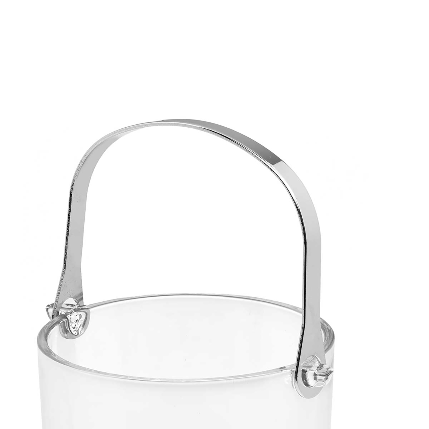 Ein klares Glasgefäß mit silbernem Griff und weißem Hintergrund.