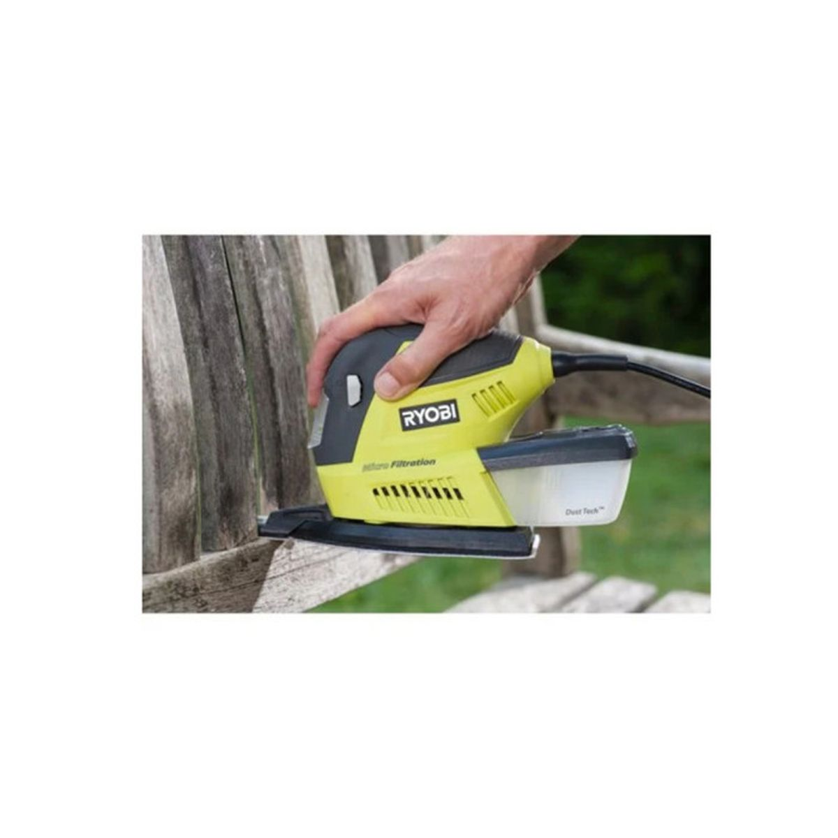 Una mano che leviga una panca di legno con una levigatrice Ryobi gialla e nera.