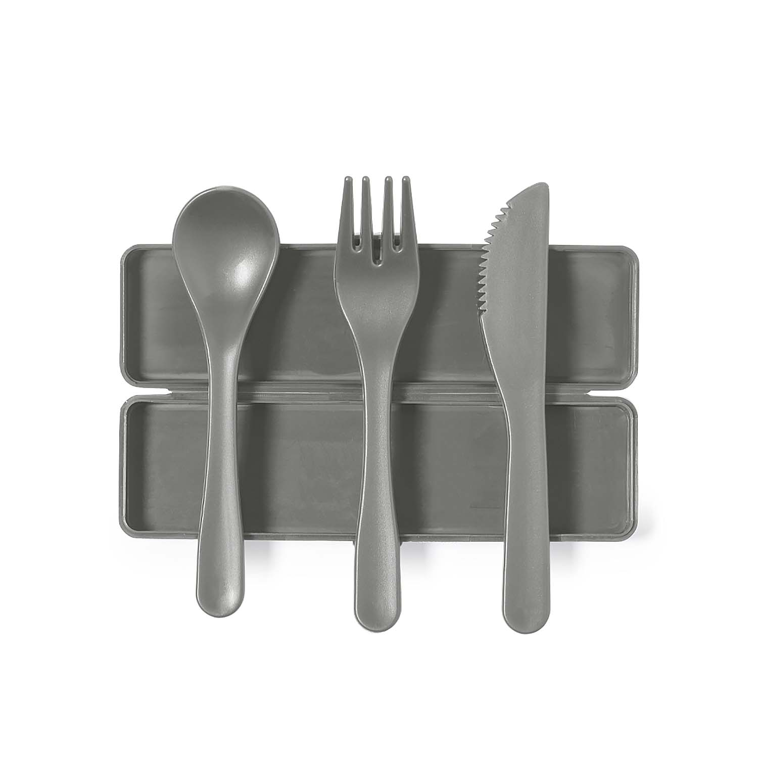 Juego de cubiertos grises en un estuche gris abierto. Incluye cuchara, tenedor y cuchillo. El fondo es blanco.