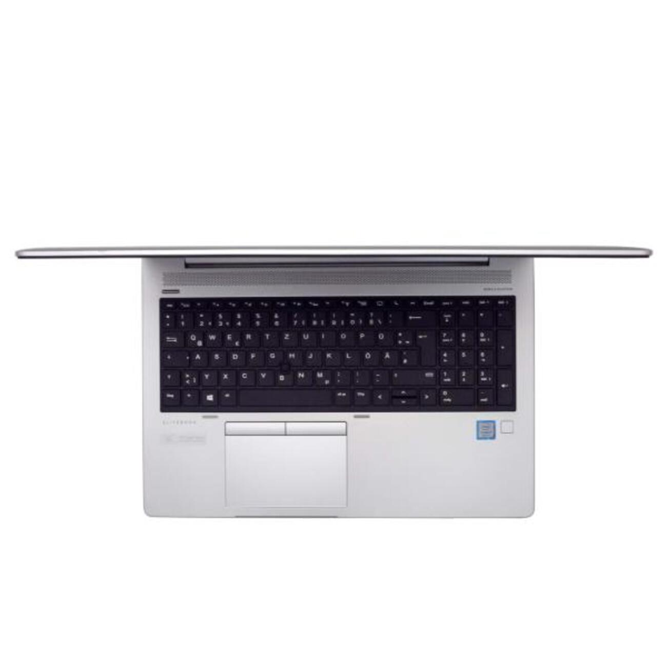 Ein Laptop-Computer, Draufsicht, mit sichtbarer Tastatur und weißem Mauspad.
