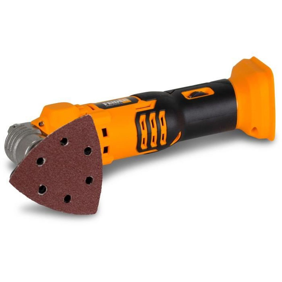 Un utensile elettrico arancione e nero con un accessorio di levigatura triangolare marrone. Su bianco.
