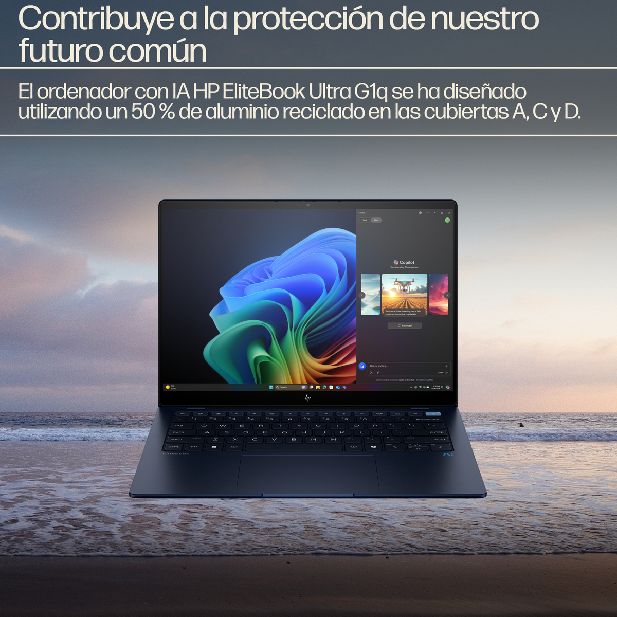 Un portátil en una playa con fondo de mar. Texto en español promueve el reciclaje.