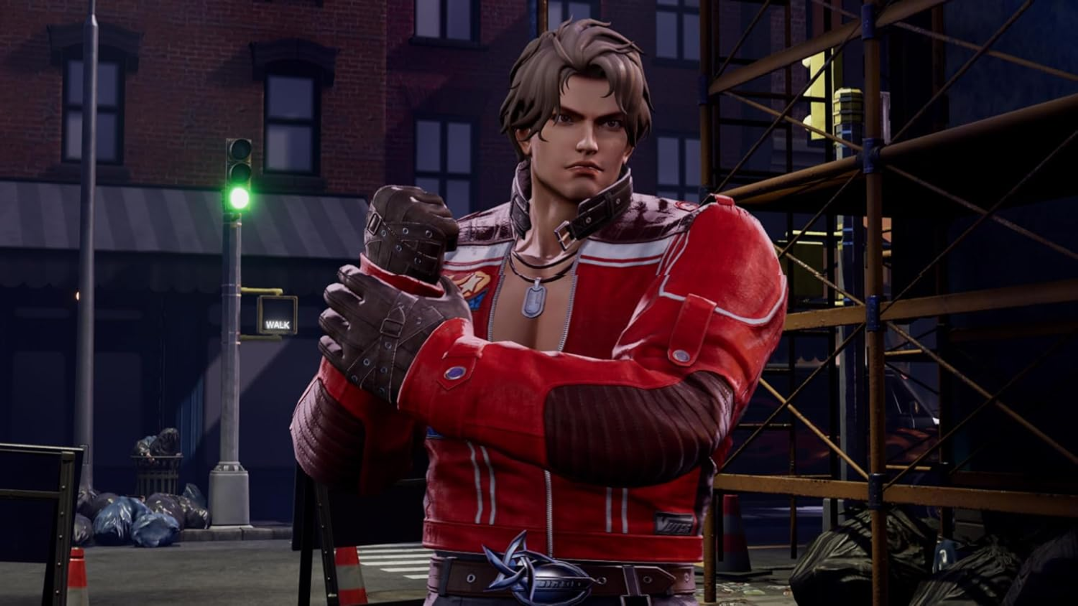 Mężczyzna w czerwonej kurtce. Tło to ulica z budynkiem i znakiem. Ciemne otoczenie.