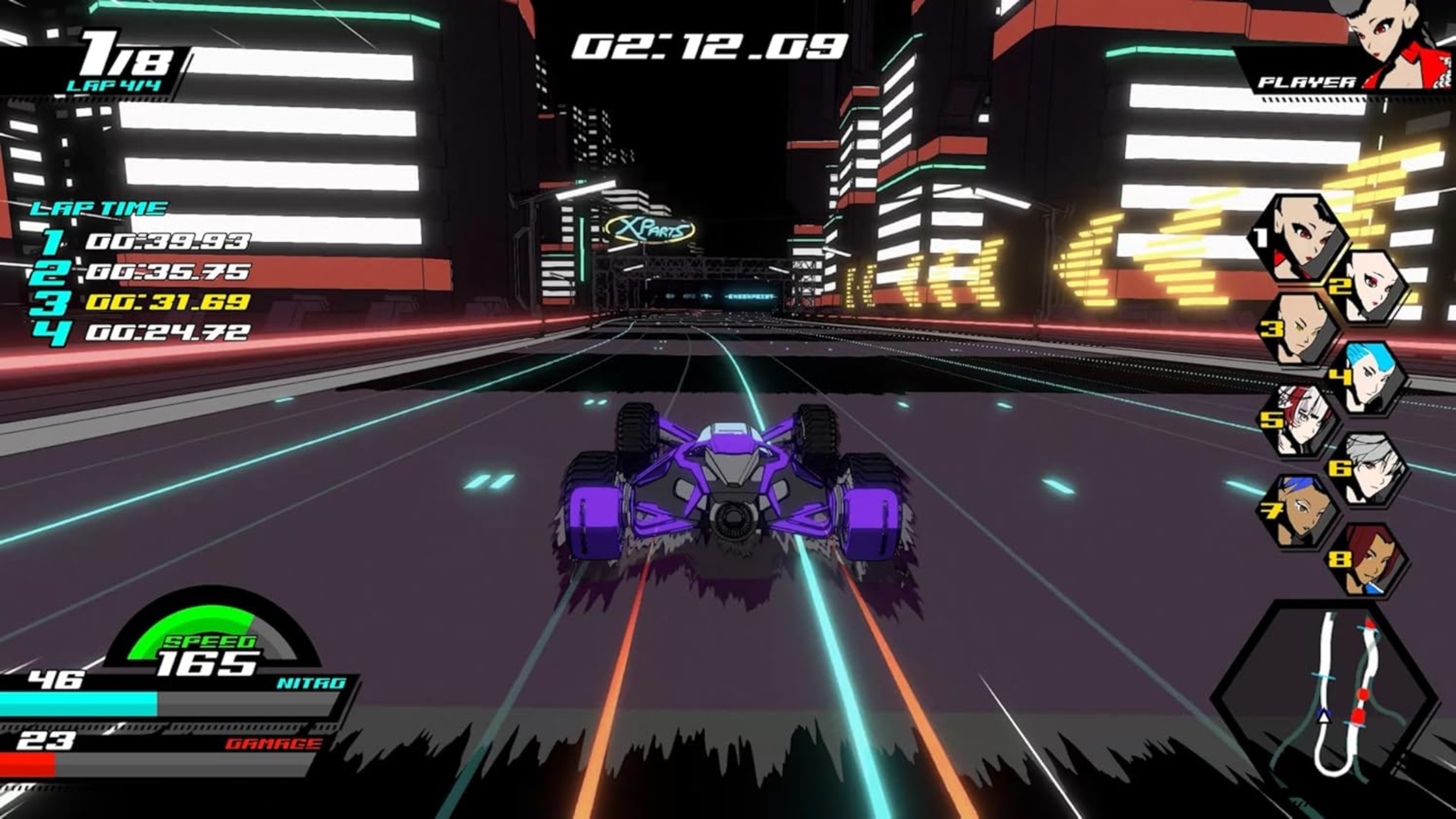 Uno schermo di gioco di corse mostra un'auto viola su una pista. Edifici ai lati. Pannelli informativi visibili.