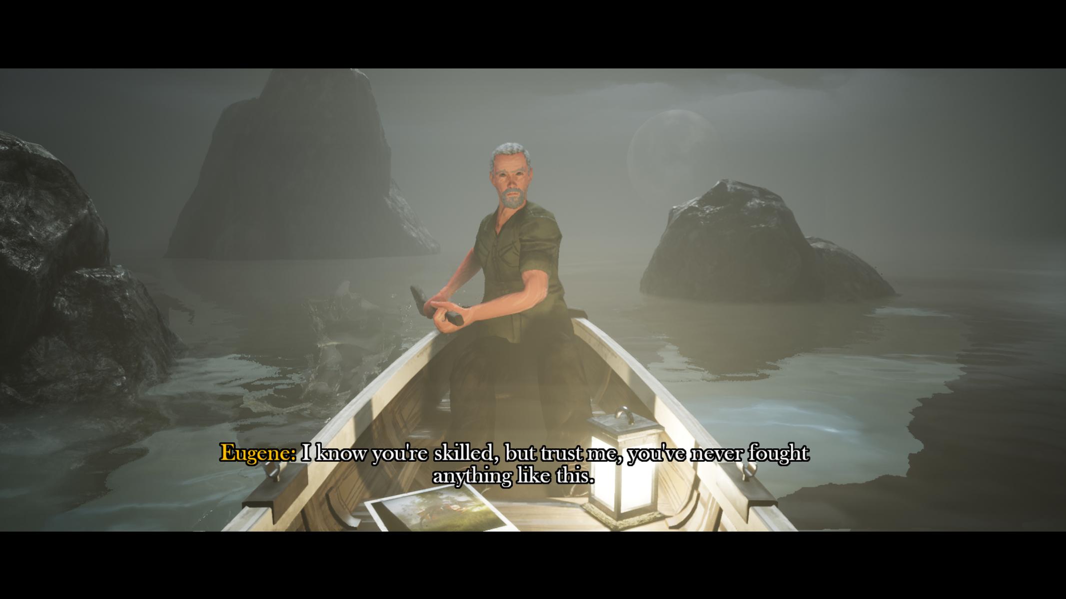 Mężczyzna w łodzi, trzymający nóż, z nakładką tekstową i zamglonym tłem.