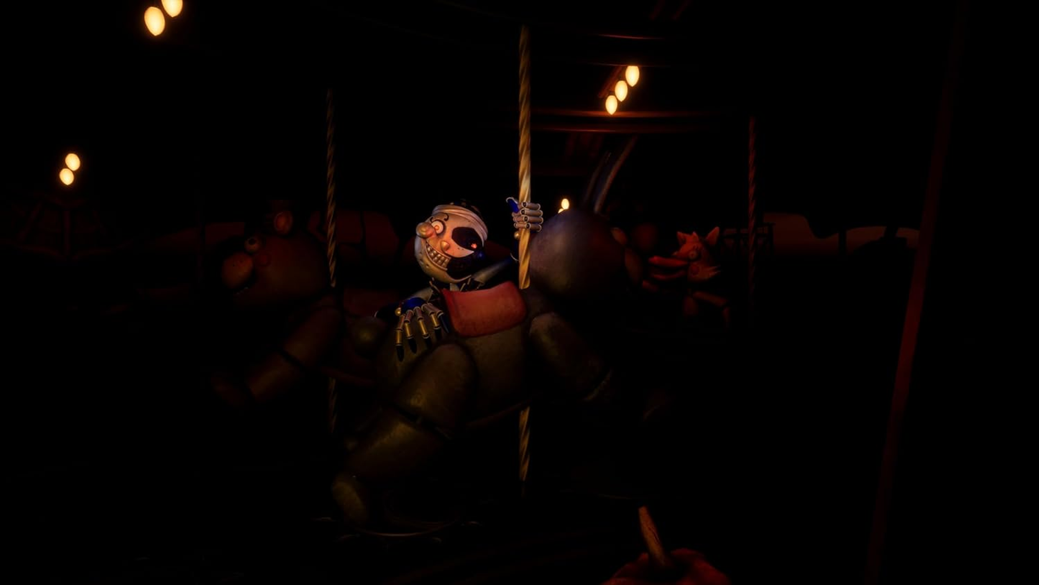 Mroczna scena karuzeli z animatronicznymi figurami.