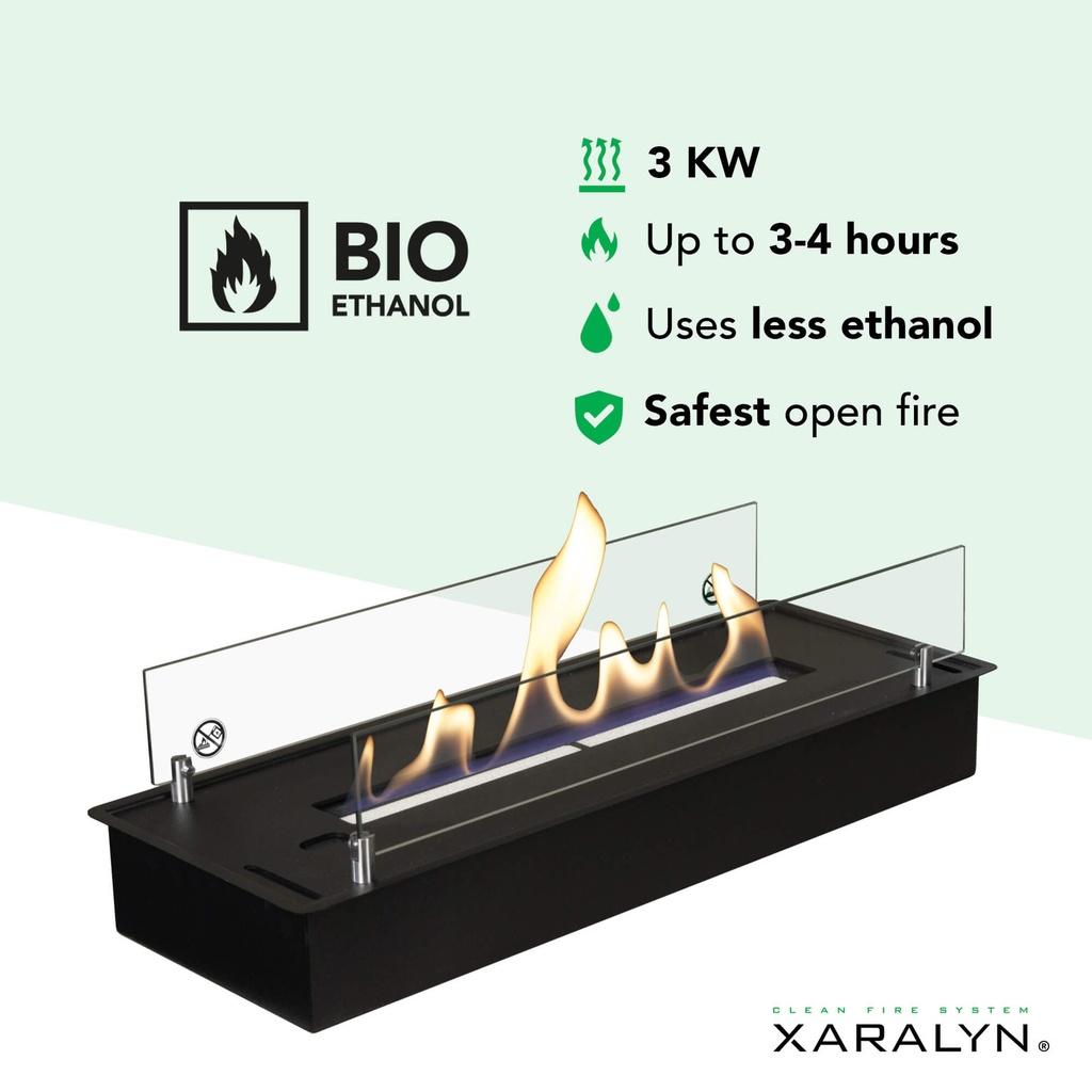 Een bio-ethanol haard met vlammen achter glazen panelen. Tekst highlights: 3 KW, 3-4 uur, minder ethanol, veiligste open vuur.