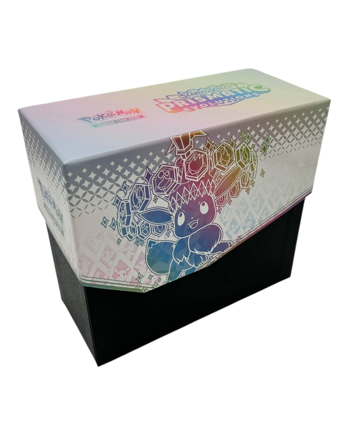Eine weiße Schachtel mit farbenfrohem Deckel steht auf schwarzem Sockel. Es ist eine Pokémon-Box.