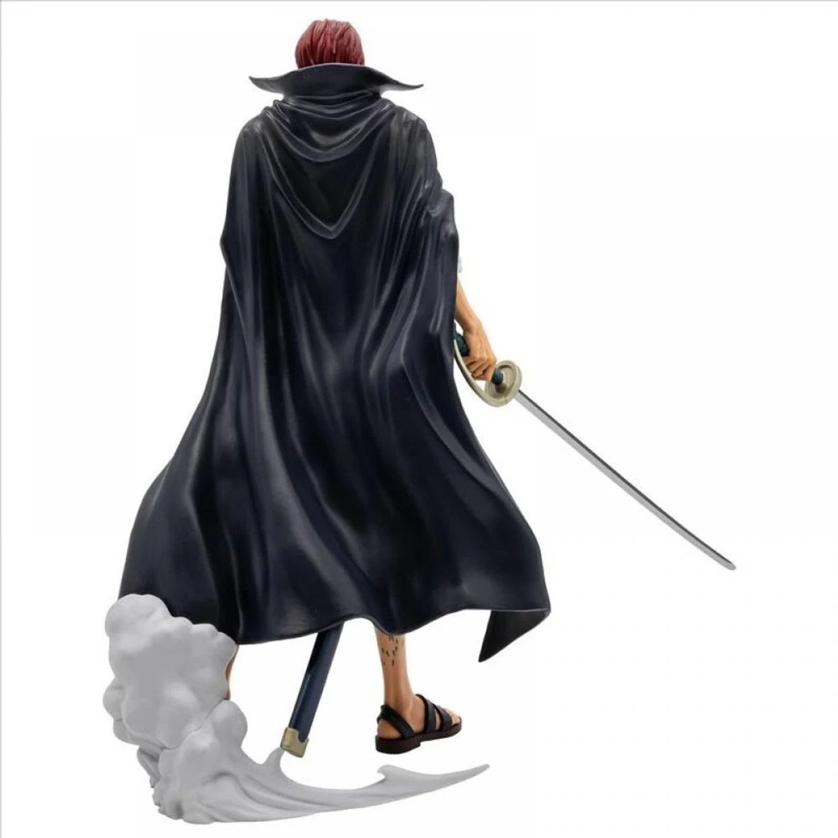 Figura de hombre pelirrojo y capa negra con espada. Fondo blanco.
